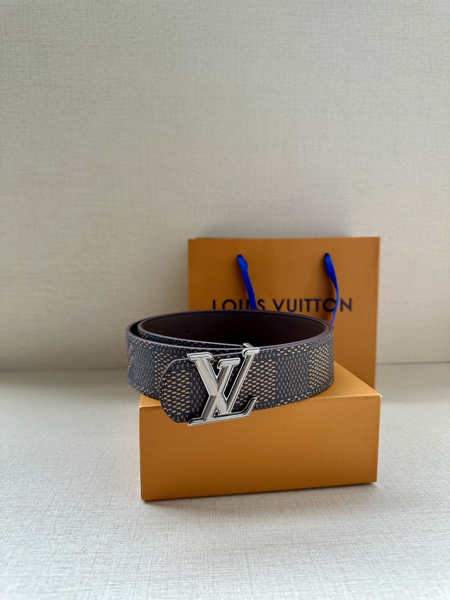 4.0宽 LV Dimension 双面腰带以含蓄格调点亮日常风尚，彰显 Pharrell Willia