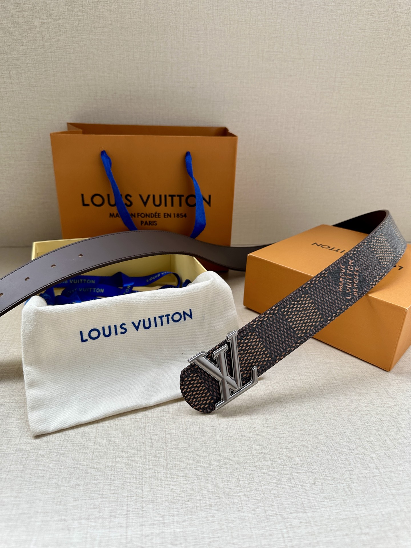 4.0宽 LV Dimension 双面腰带以含蓄格调点亮日常风尚，彰显 Pharrell Willia