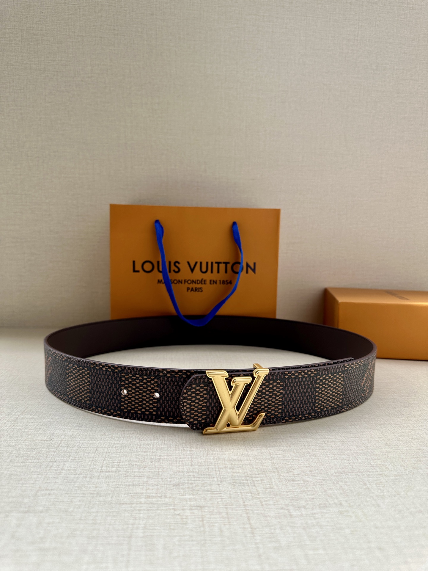 4.0宽 LV Dimension 双面腰带以含蓄格调点亮日常风尚，彰显 Pharrell Willia