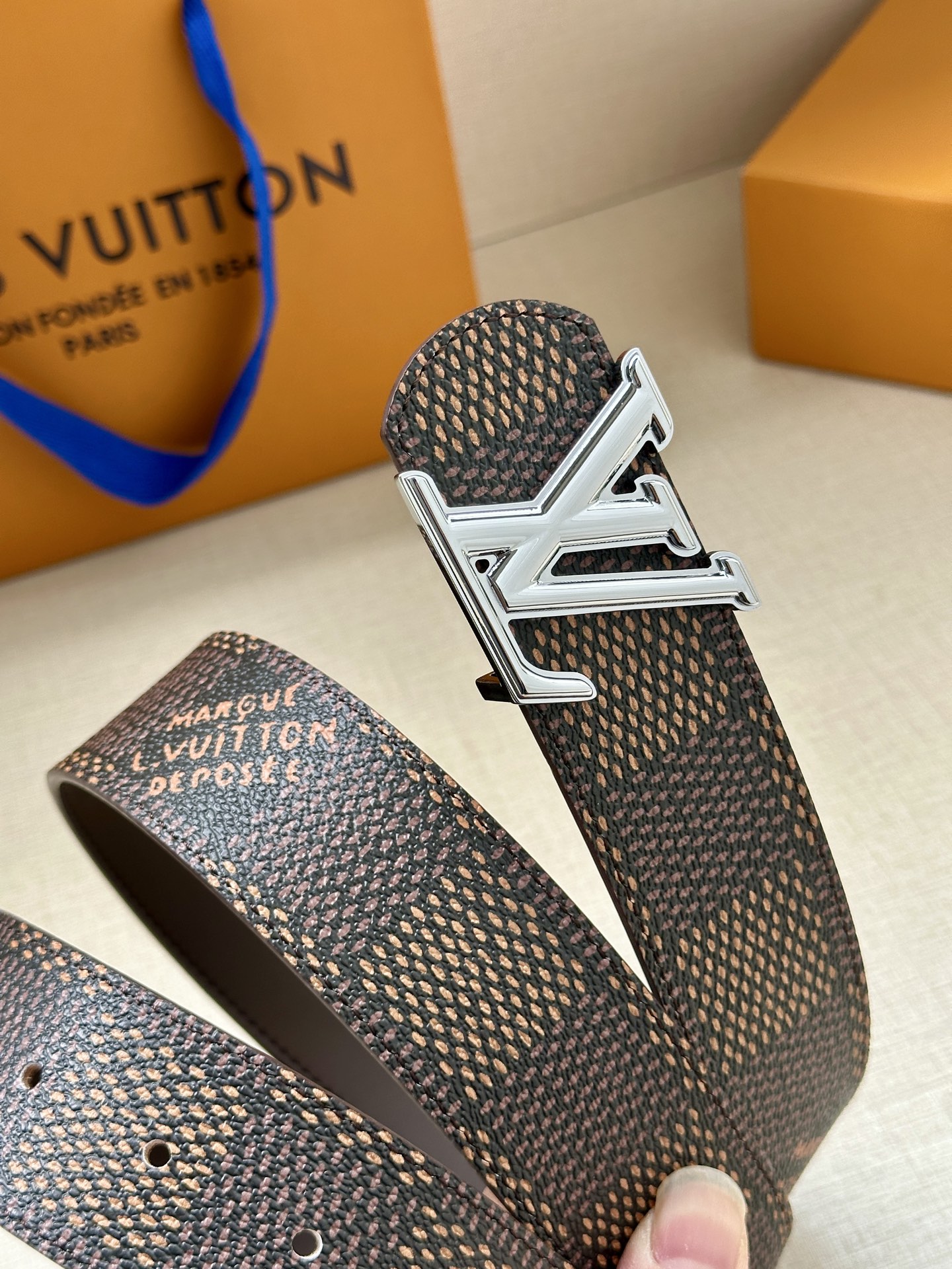 4.0宽 LV Dimension 双面腰带以含蓄格调点亮日常风尚，彰显 Pharrell Willia