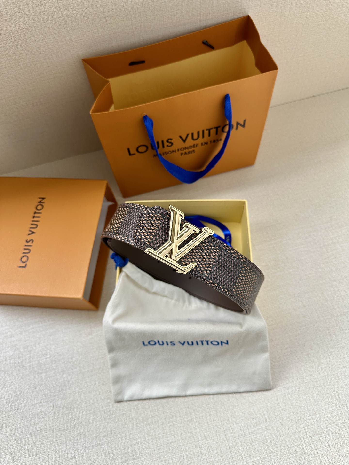 4.0宽 LV Dimension 双面腰带以含蓄格调点亮日常风尚，彰显 Pharrell Willia