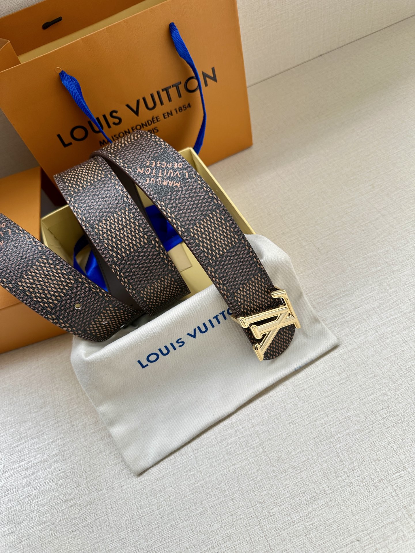 4.0宽 LV Dimension 双面腰带以含蓄格调点亮日常风尚，彰显 Pharrell Willia