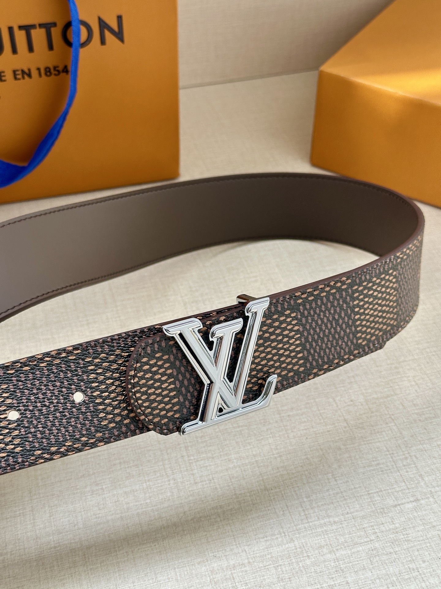 4.0宽 LV Dimension 双面腰带以含蓄格调点亮日常风尚，彰显 Pharrell Willia