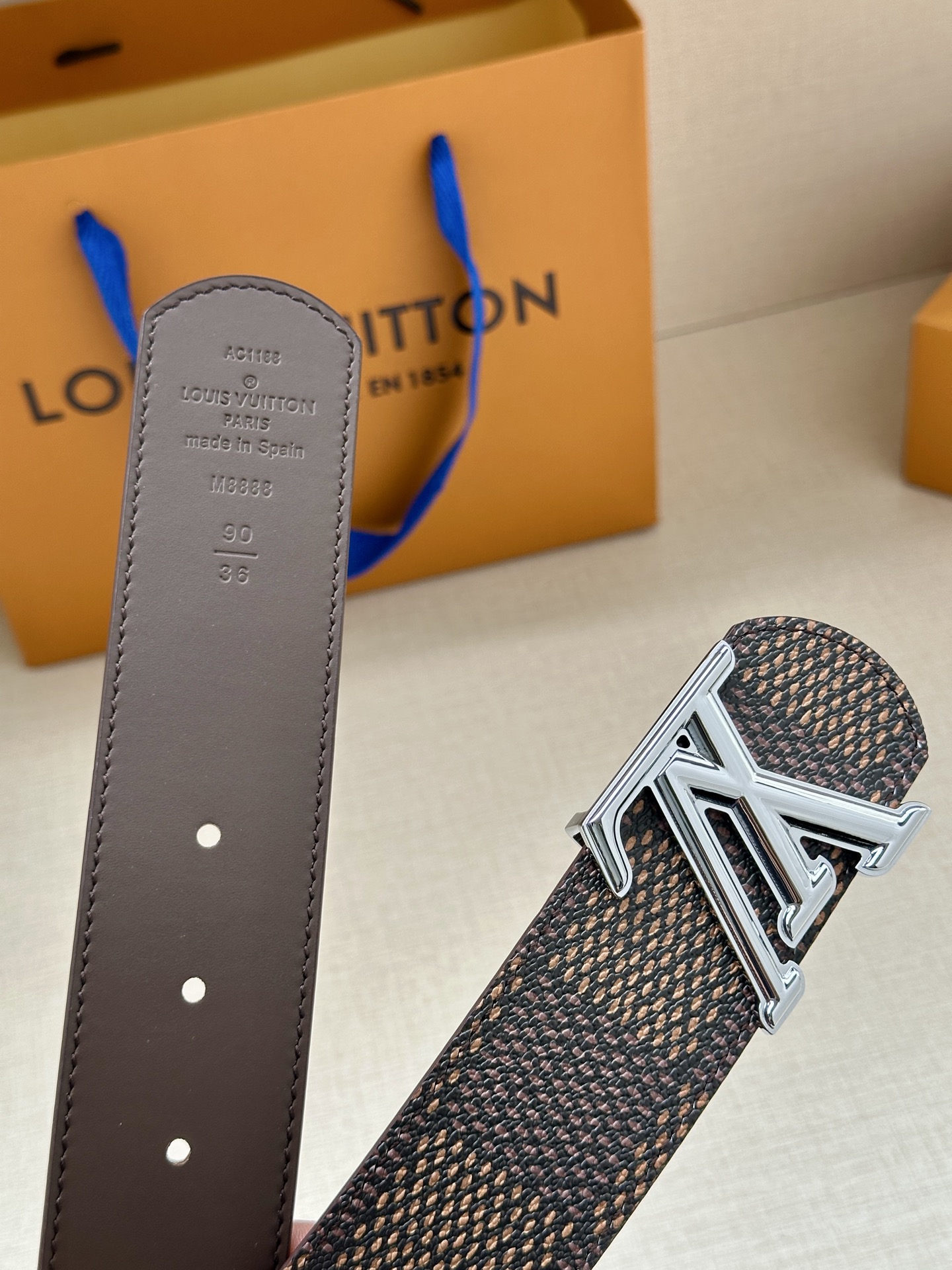 4.0宽 LV Dimension 双面腰带以含蓄格调点亮日常风尚，彰显 Pharrell Willia