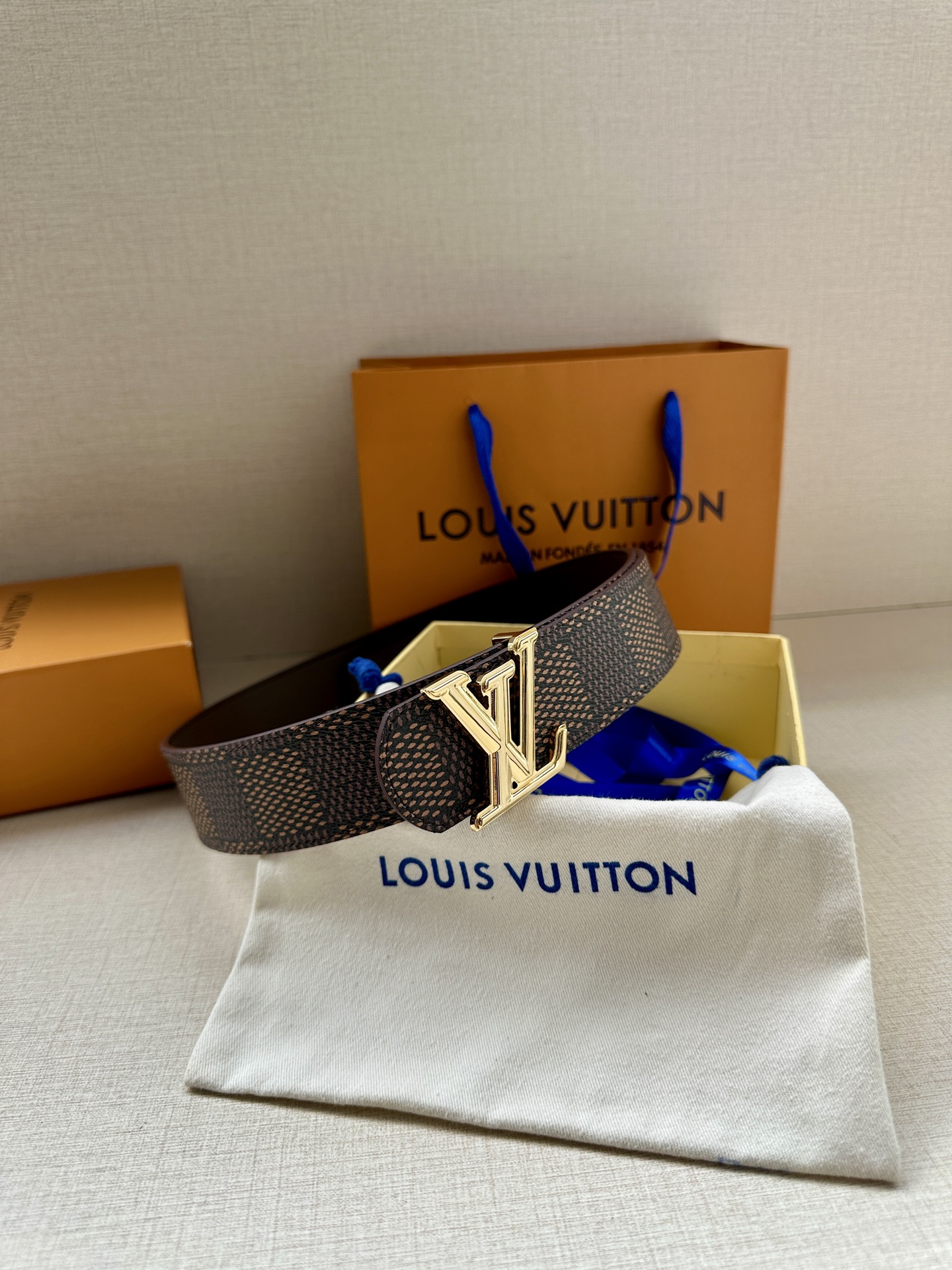 4.0宽 LV Dimension 双面腰带以含蓄格调点亮日常风尚，彰显 Pharrell Willia