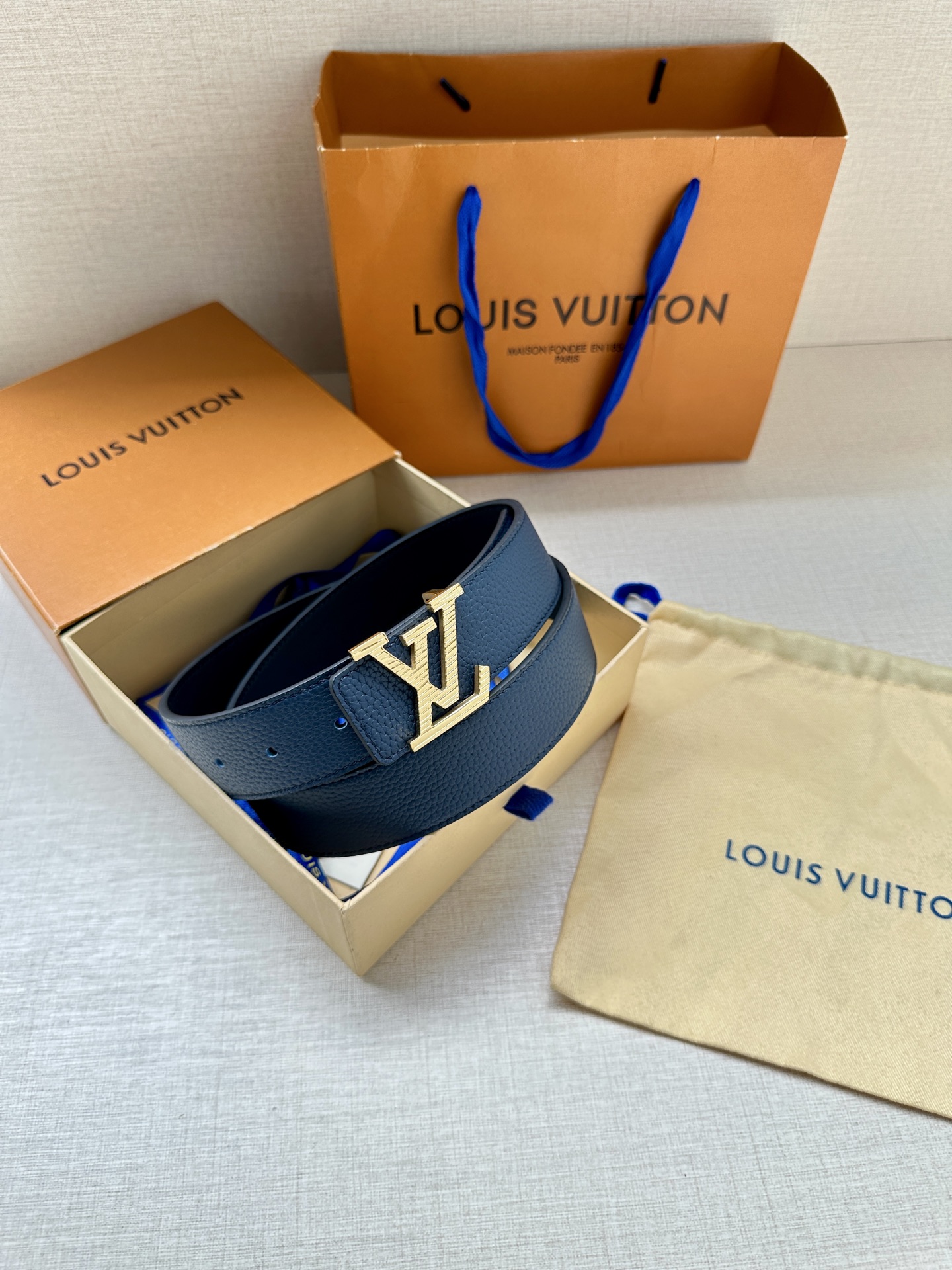 3.4宽 路易威登经典元素。中央 LV 字母搭扣释放瞩目哑光亮泽。双面牛皮革点缀精雅 Monogram 