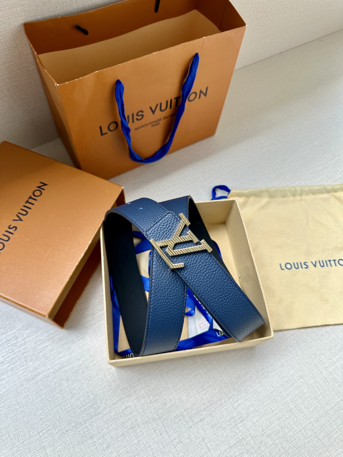 3.4宽 路易威登经典元素。中央 LV 字母搭扣释放瞩目哑光亮泽。双面牛皮革点缀精雅 Monogram 