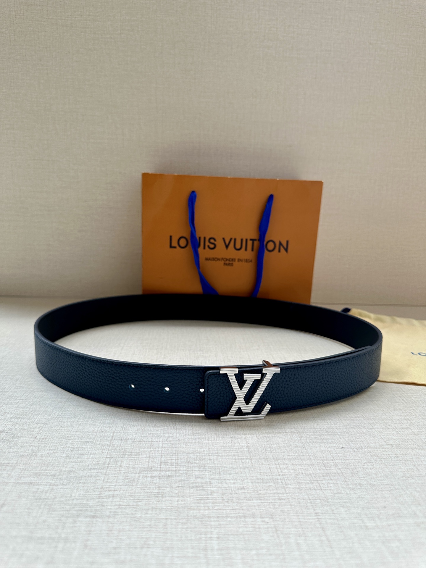 3.4宽 路易威登经典元素。中央 LV 字母搭扣释放瞩目哑光亮泽。双面牛皮革点缀精雅 Monogram 