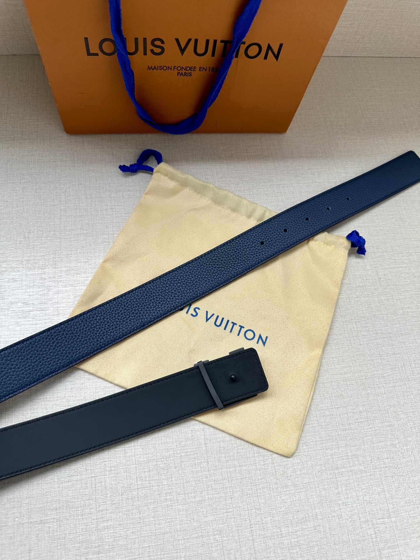 3.4宽 路易威登经典元素。中央 LV 字母搭扣释放瞩目哑光亮泽。双面牛皮革点缀精雅 Monogram 