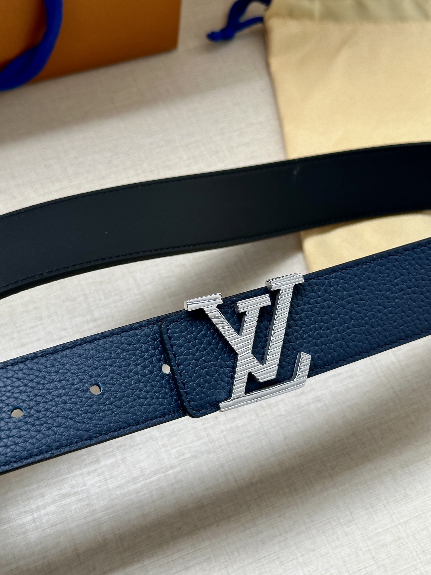 3.4宽 路易威登经典元素。中央 LV 字母搭扣释放瞩目哑光亮泽。双面牛皮革点缀精雅 Monogram 