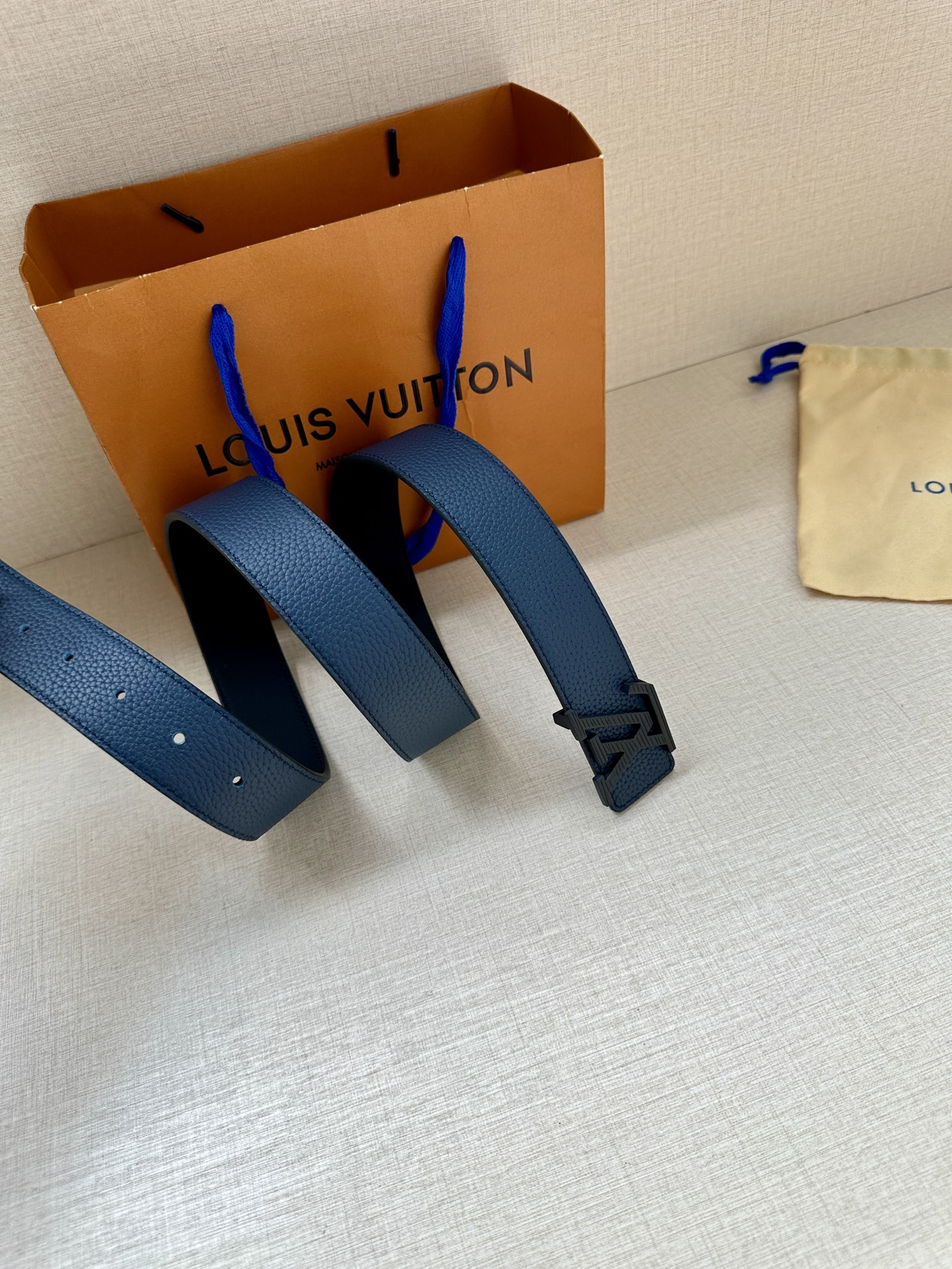 3.4宽 路易威登经典元素。中央 LV 字母搭扣释放瞩目哑光亮泽。双面牛皮革点缀精雅 Monogram 