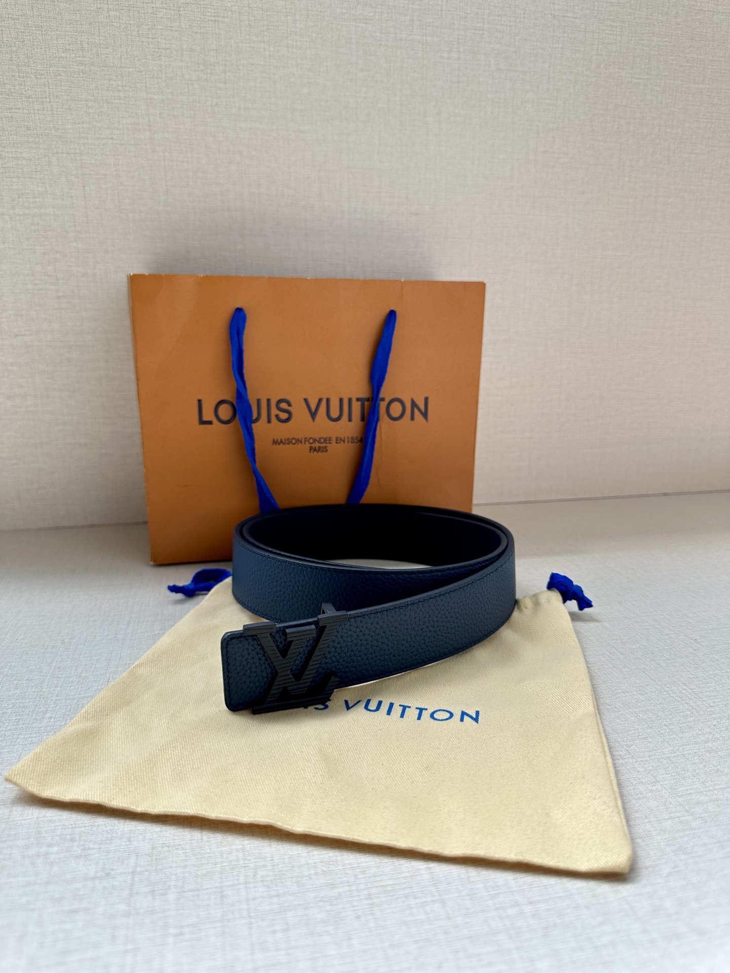 3.4宽 路易威登经典元素。中央 LV 字母搭扣释放瞩目哑光亮泽。双面牛皮革点缀精雅 Monogram 