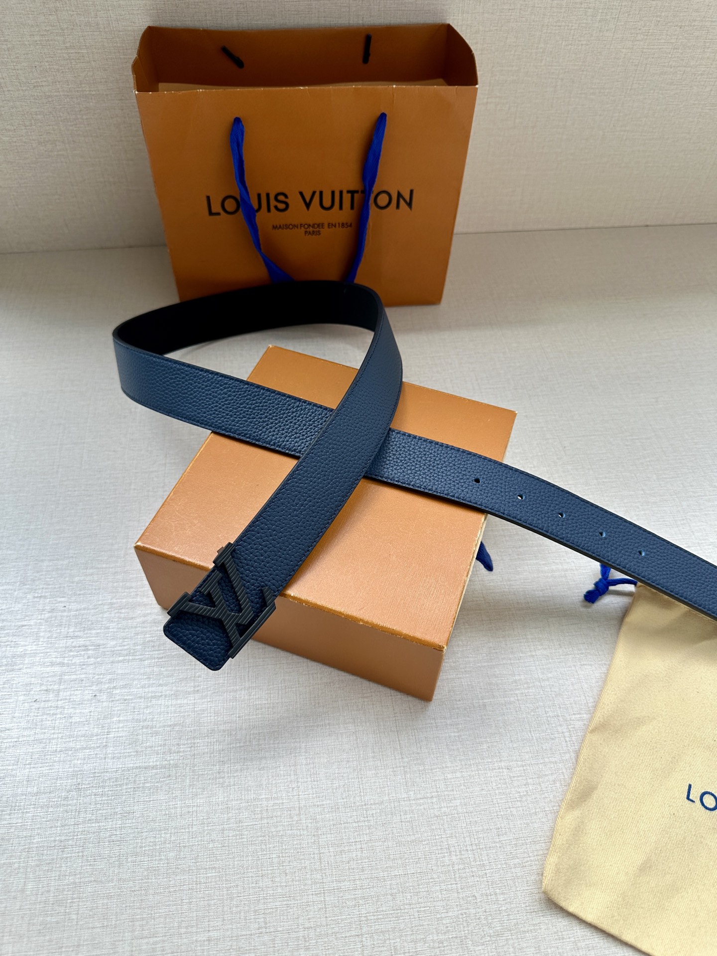 3.4宽 路易威登经典元素。中央 LV 字母搭扣释放瞩目哑光亮泽。双面牛皮革点缀精雅 Monogram 