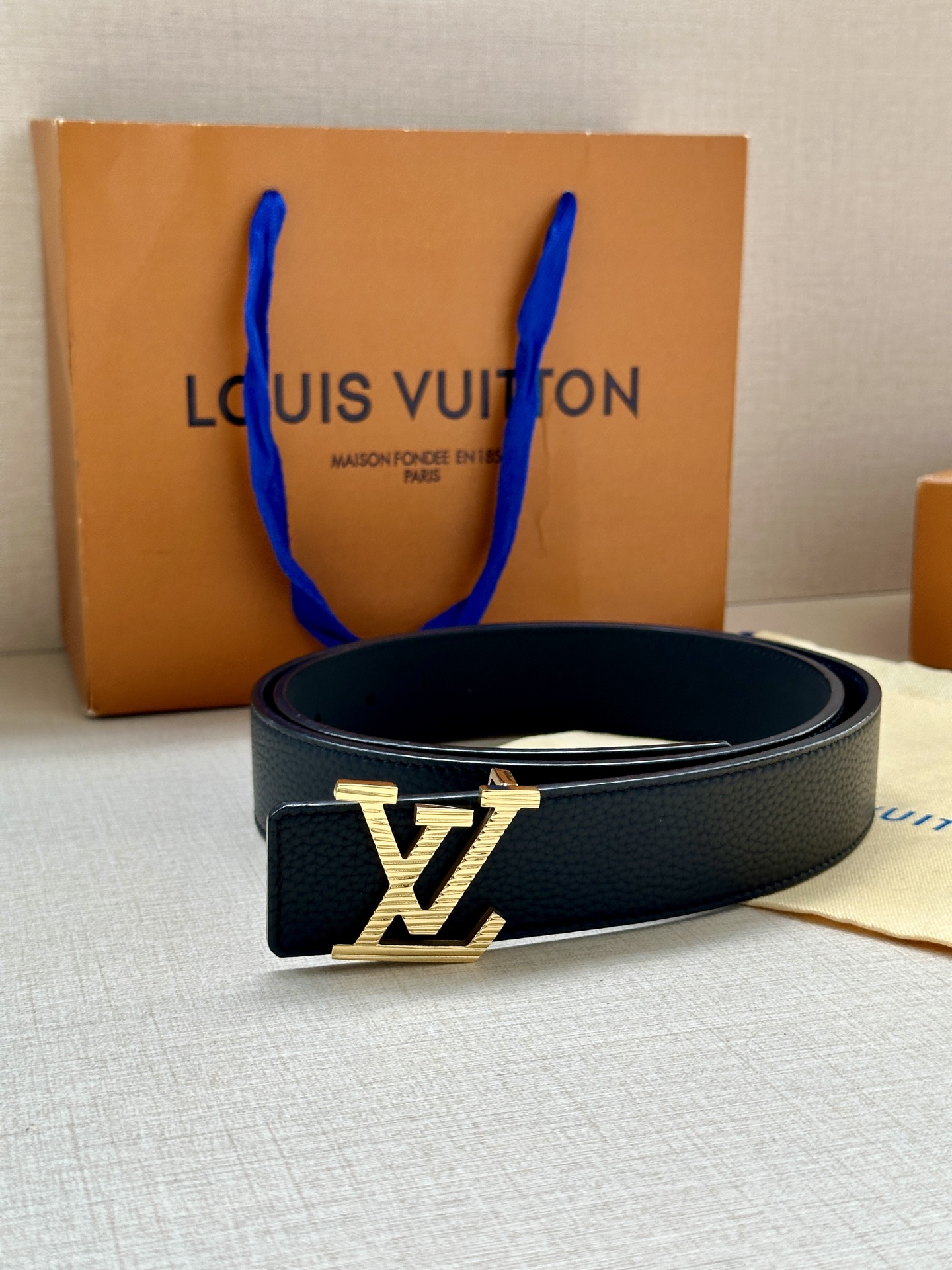 3.4宽 路易威登经典元素。中央 LV 字母搭扣释放瞩目哑光亮泽。双面牛皮革点缀精雅 Monogram 