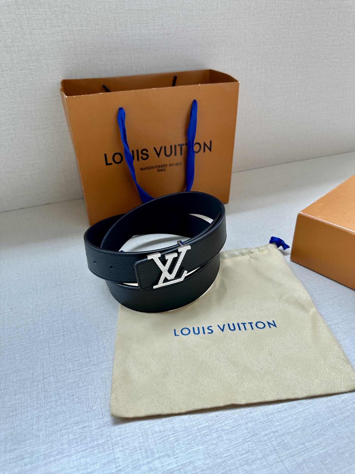 3.4宽 路易威登经典元素。中央 LV 字母搭扣释放瞩目哑光亮泽。双面牛皮革点缀精雅 Monogram 