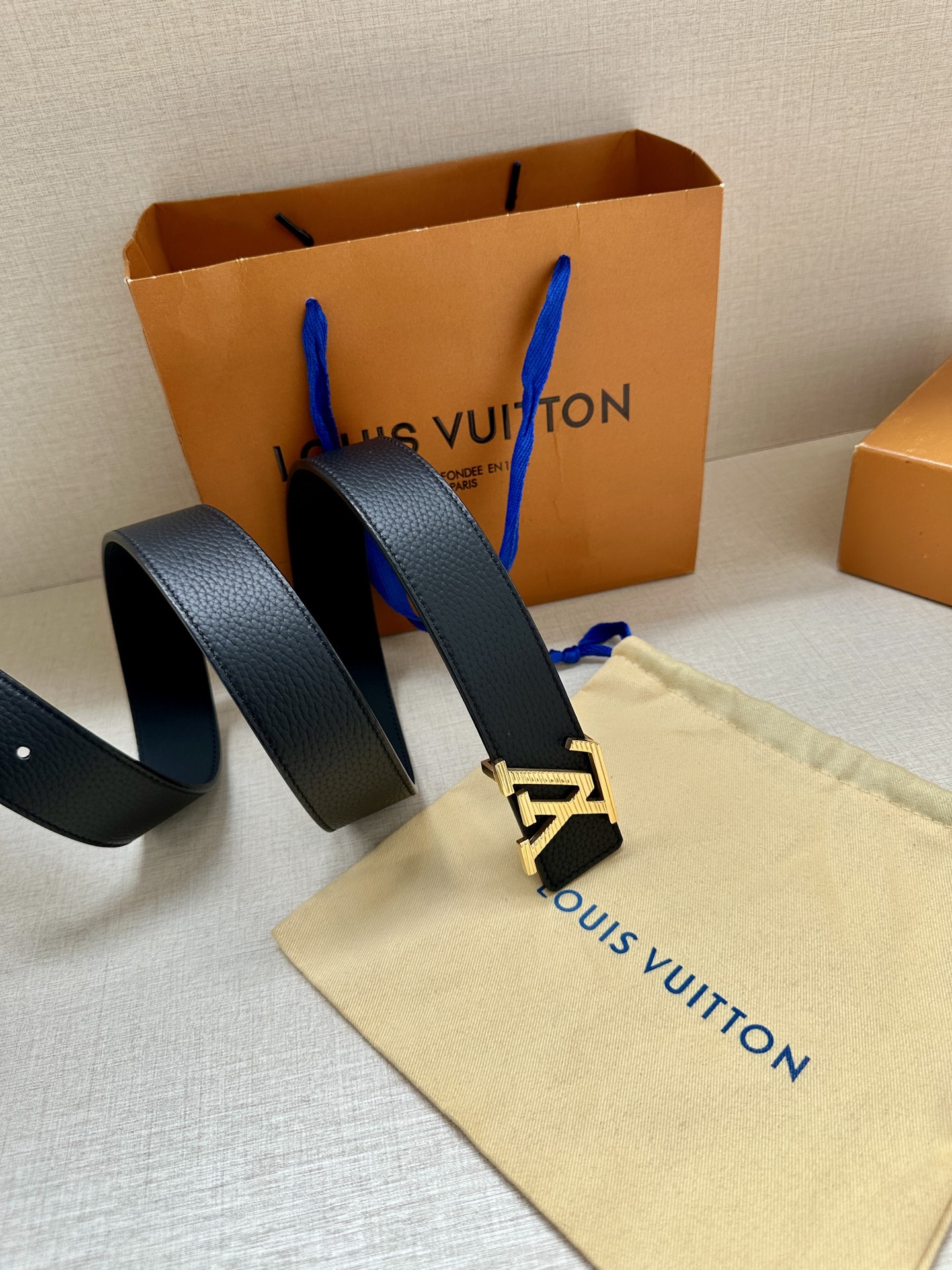 3.4宽 路易威登经典元素。中央 LV 字母搭扣释放瞩目哑光亮泽。双面牛皮革点缀精雅 Monogram 