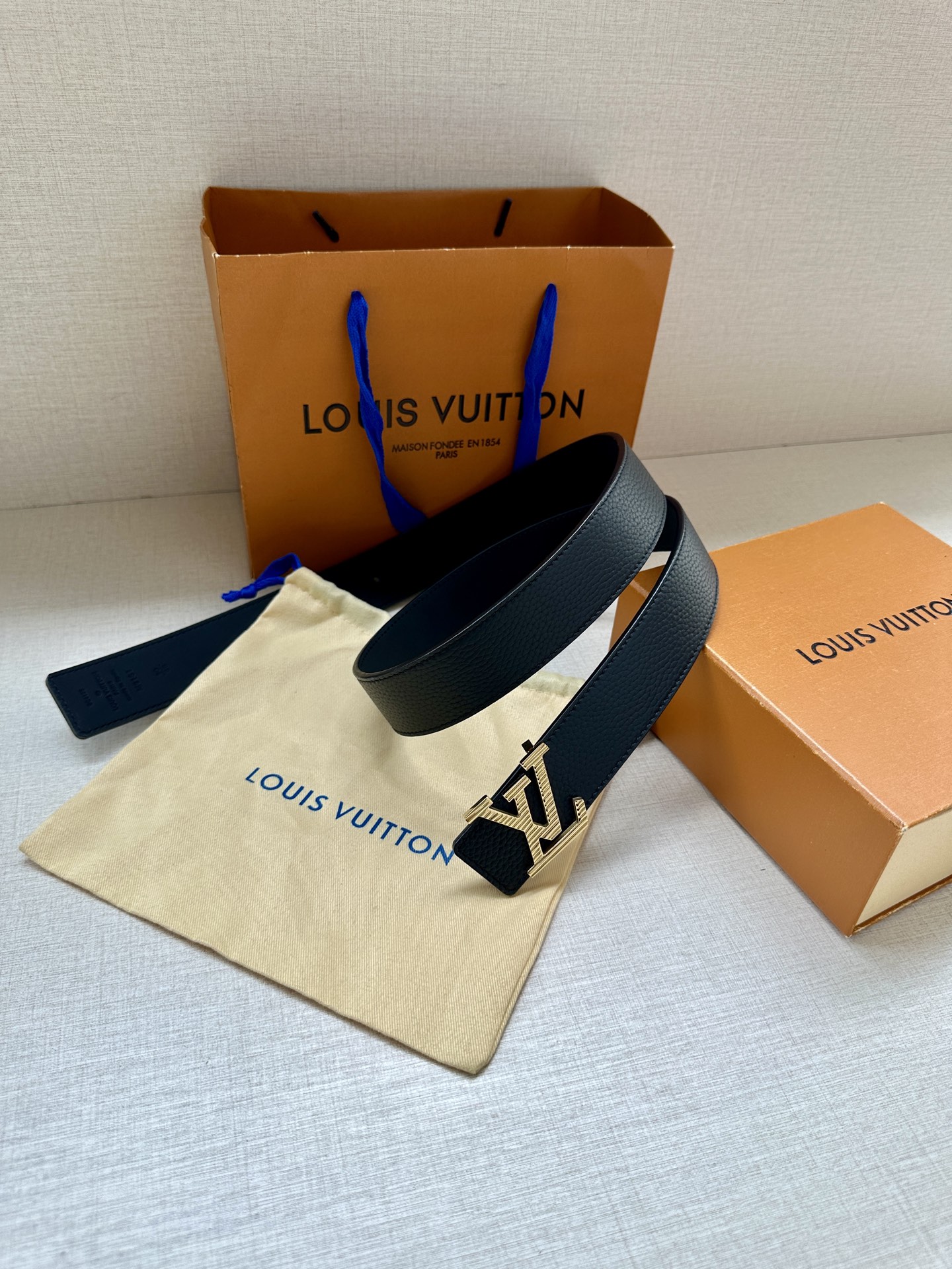 3.4宽 路易威登经典元素。中央 LV 字母搭扣释放瞩目哑光亮泽。双面牛皮革点缀精雅 Monogram 