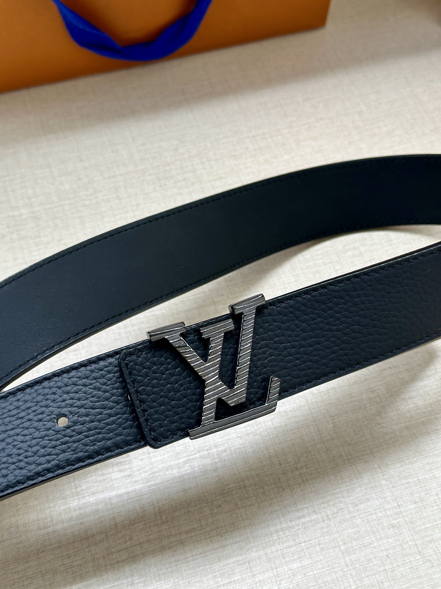 3.4宽 路易威登经典元素。中央 LV 字母搭扣释放瞩目哑光亮泽。双面牛皮革点缀精雅 Monogram 