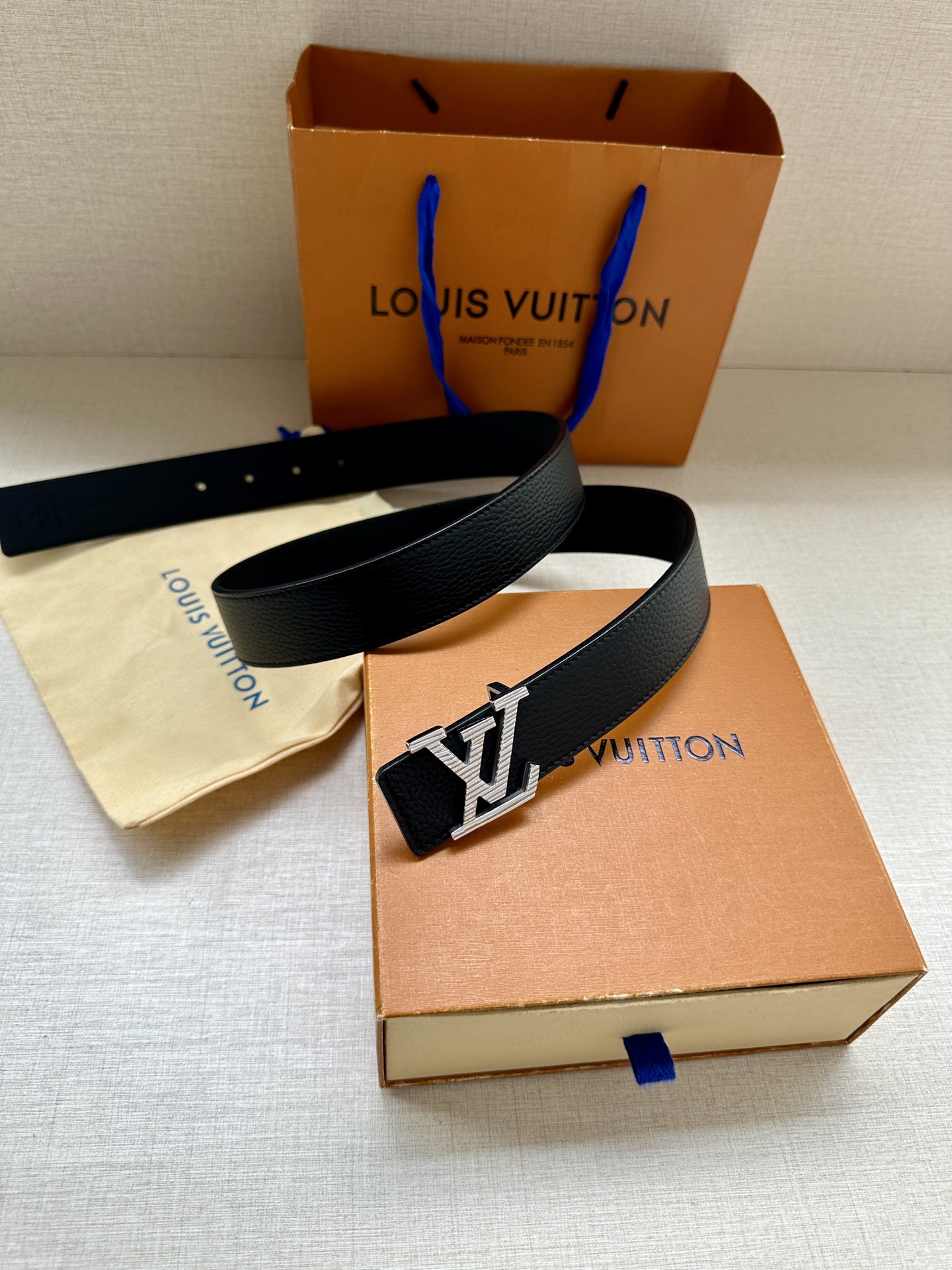 3.4宽 路易威登经典元素。中央 LV 字母搭扣释放瞩目哑光亮泽。双面牛皮革点缀精雅 Monogram 