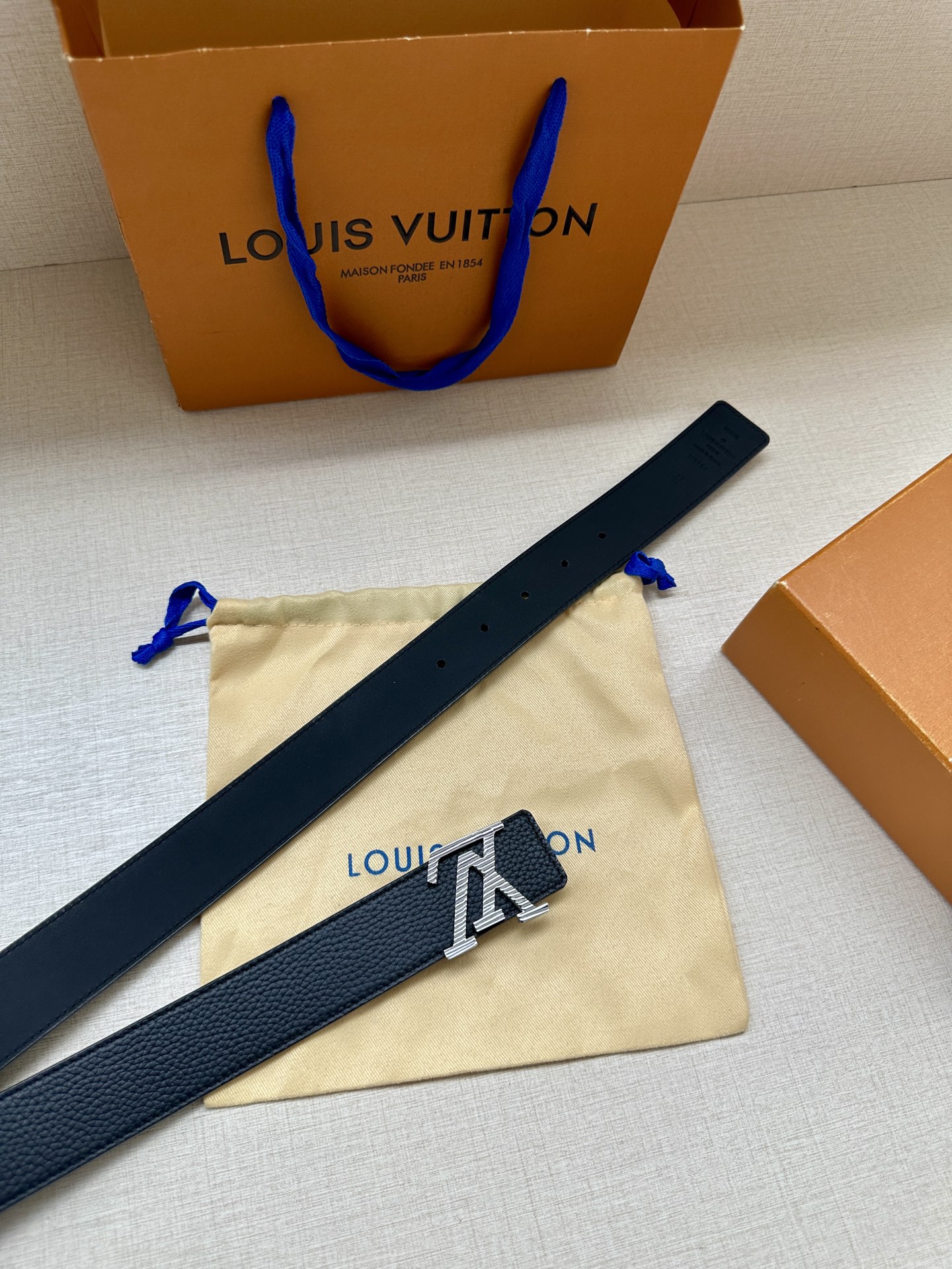 3.4宽 路易威登经典元素。中央 LV 字母搭扣释放瞩目哑光亮泽。双面牛皮革点缀精雅 Monogram 