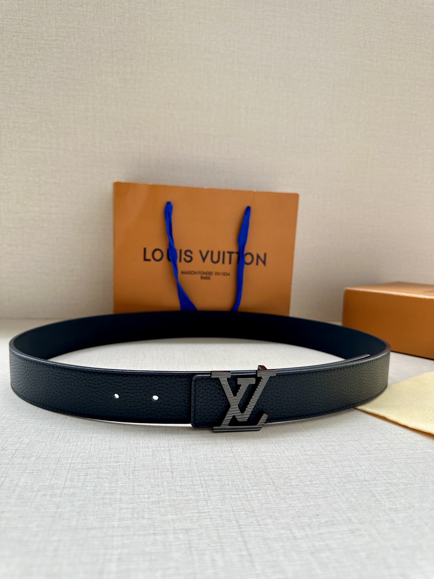 3.4宽 路易威登经典元素。中央 LV 字母搭扣释放瞩目哑光亮泽。双面牛皮革点缀精雅 Monogram 