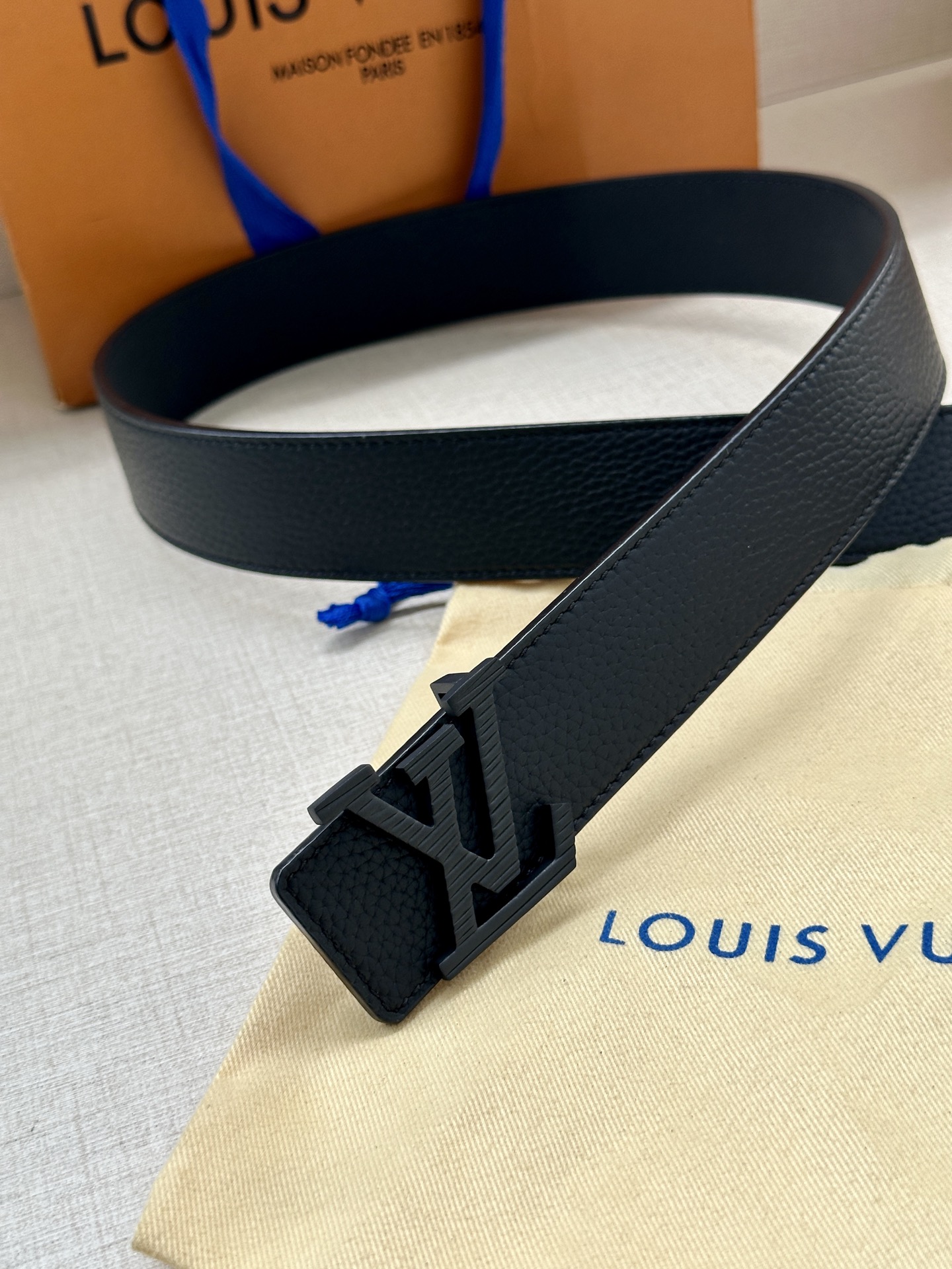 3.4宽 路易威登经典元素。中央 LV 字母搭扣释放瞩目哑光亮泽。双面牛皮革点缀精雅 Monogram 