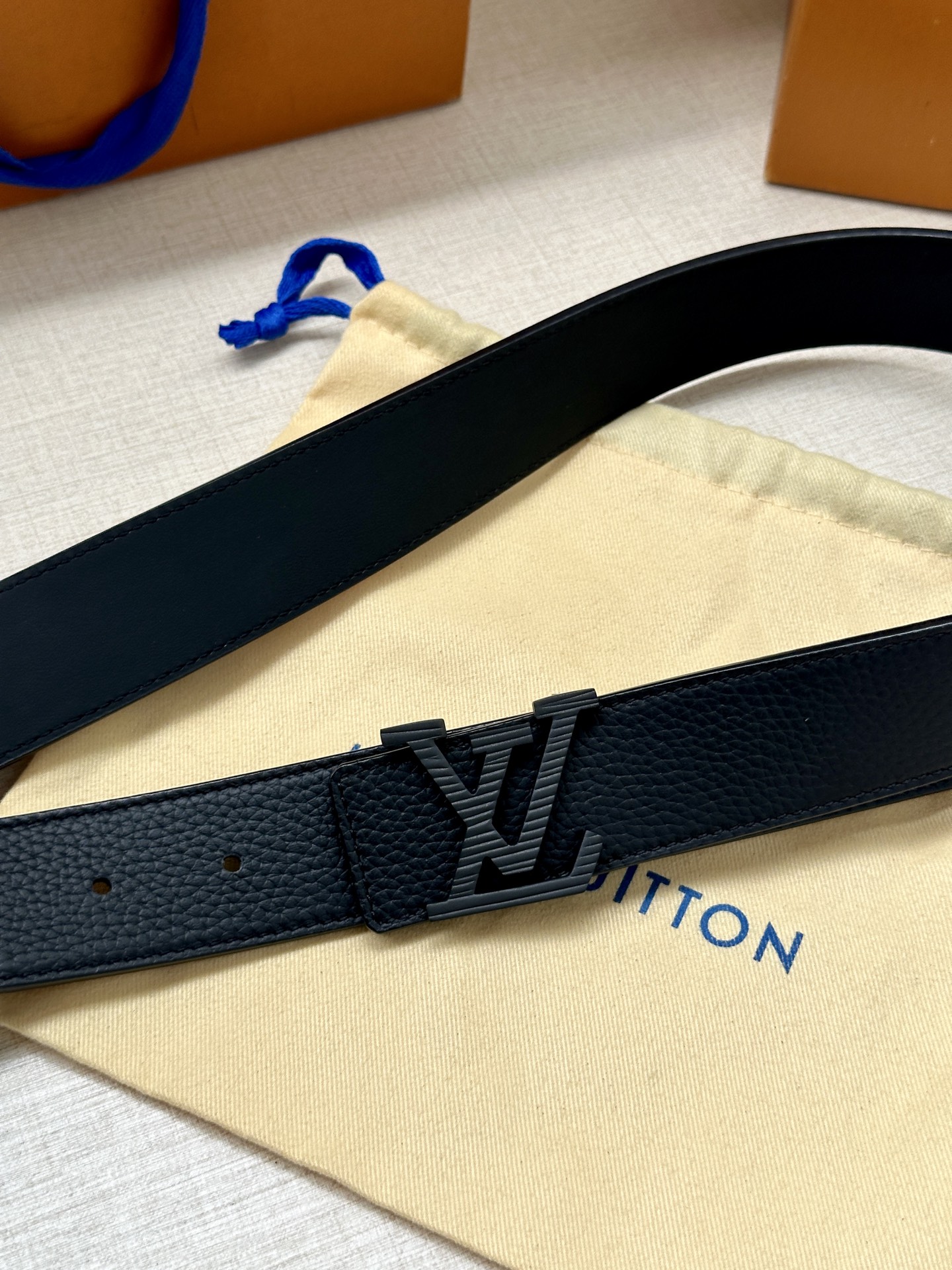 3.4宽 路易威登经典元素。中央 LV 字母搭扣释放瞩目哑光亮泽。双面牛皮革点缀精雅 Monogram 