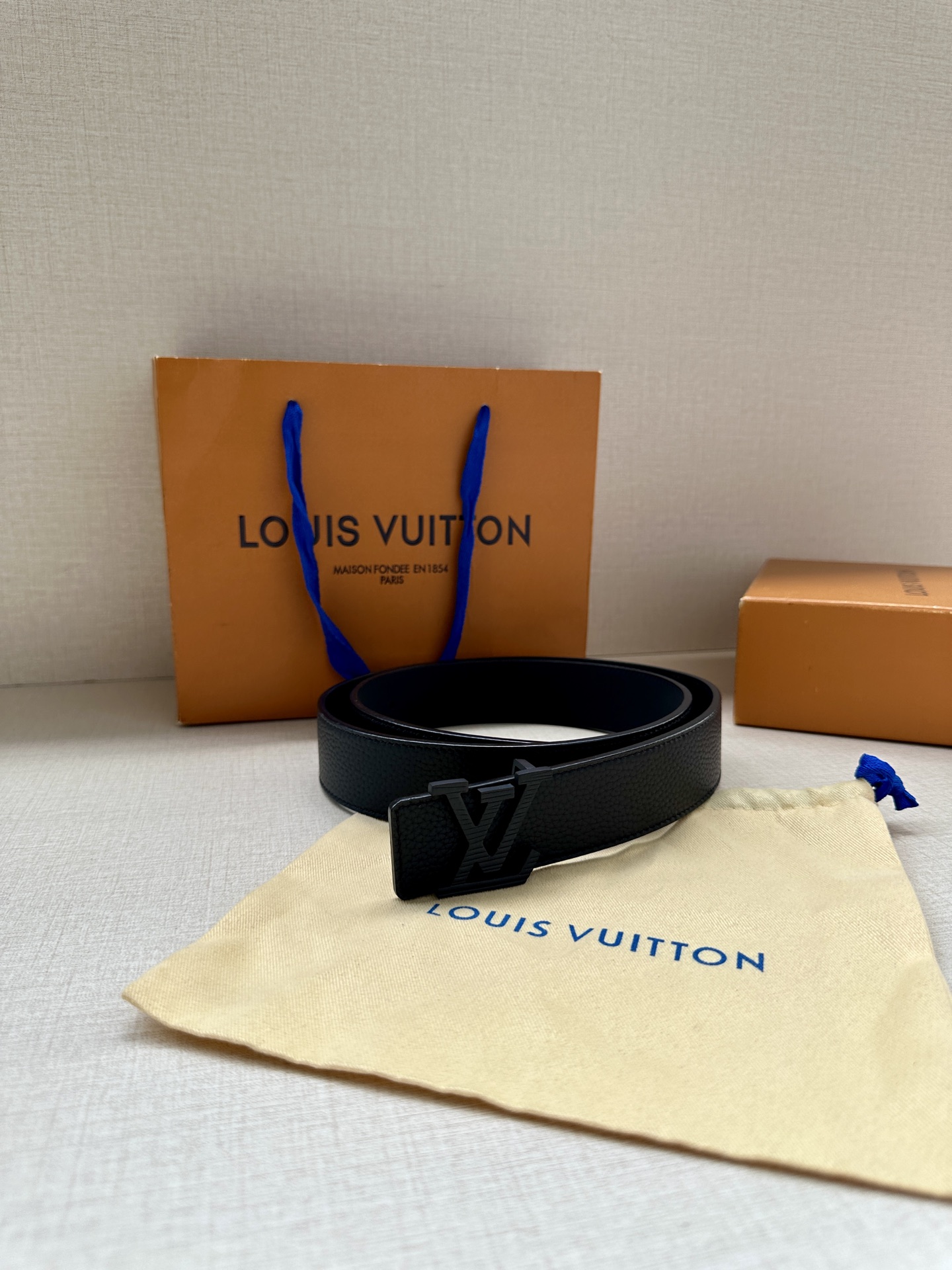 3.4宽 路易威登经典元素。中央 LV 字母搭扣释放瞩目哑光亮泽。双面牛皮革点缀精雅 Monogram 