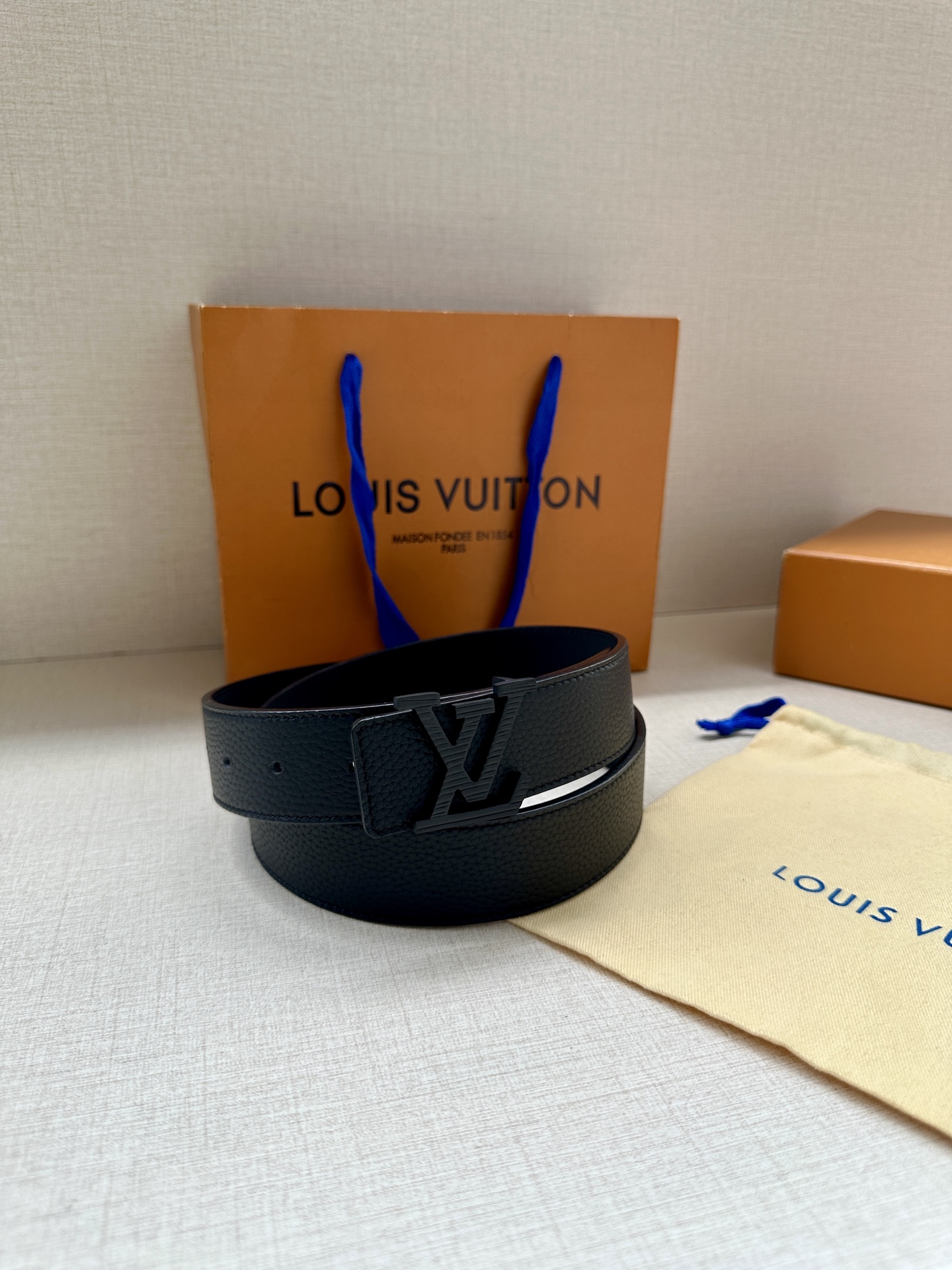 3.4宽 路易威登经典元素。中央 LV 字母搭扣释放瞩目哑光亮泽。双面牛皮革点缀精雅 Monogram 