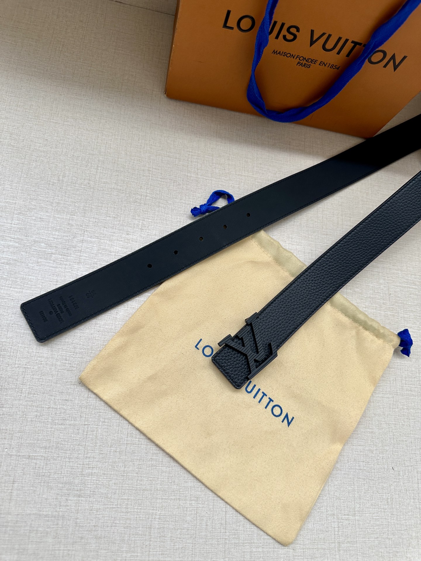 3.4宽 路易威登经典元素。中央 LV 字母搭扣释放瞩目哑光亮泽。双面牛皮革点缀精雅 Monogram 