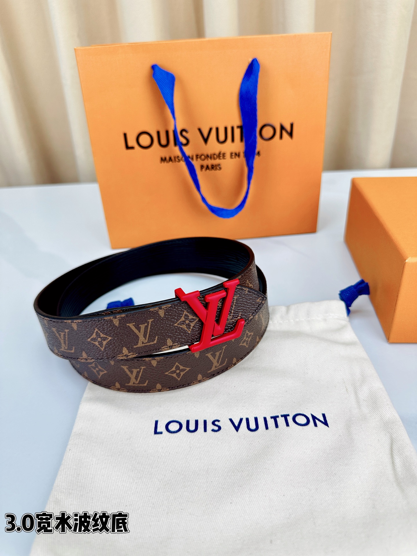经典棕底水波纹压花邂逅亮眼红扣，3.0cm宽幅设计勾勒腰线。LV标志性字母扣点缀，皮革触感细腻。1854