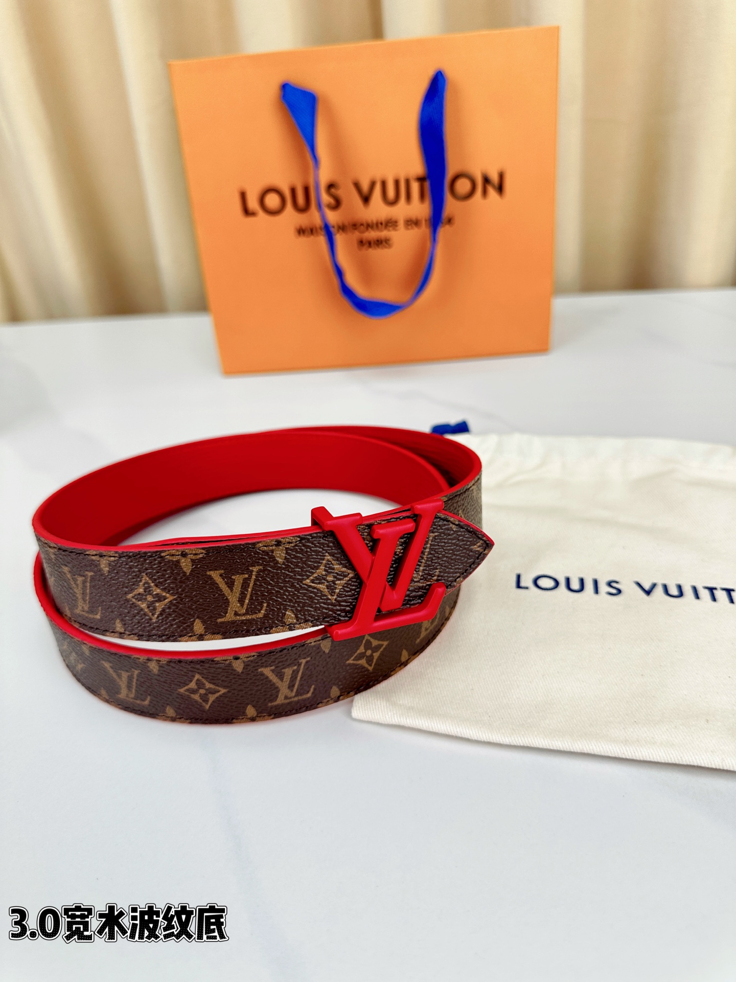 经典棕底水波纹压花邂逅亮眼红扣，3.0cm宽幅设计勾勒腰线。LV标志性字母扣点缀，皮革触感细腻。1854