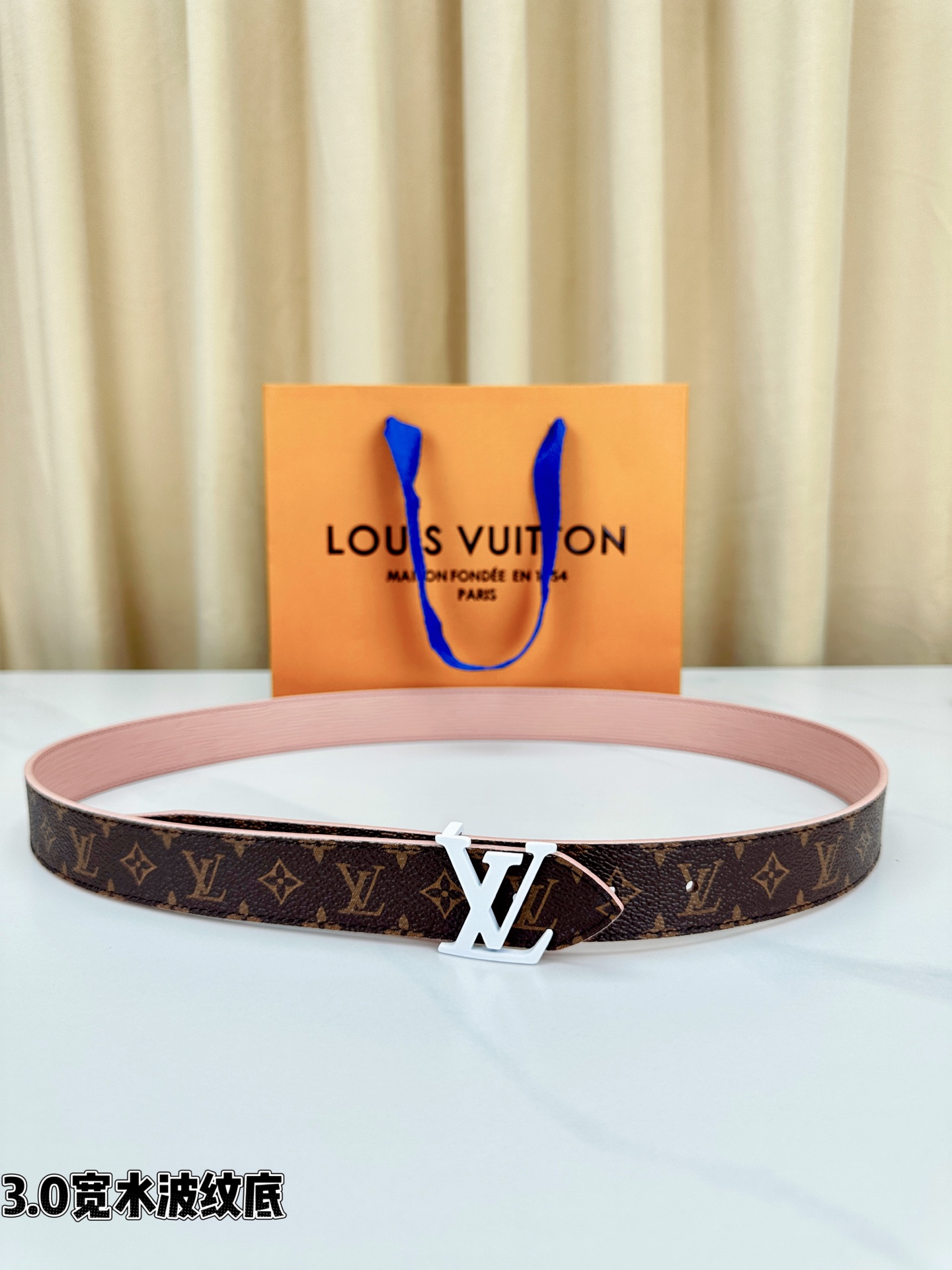 3.0宽水波纹底经典再现，棕底老花邂逅 标志性白色LV字母扣点睛，皮革细腻挺括。1854年巴黎工艺传承，