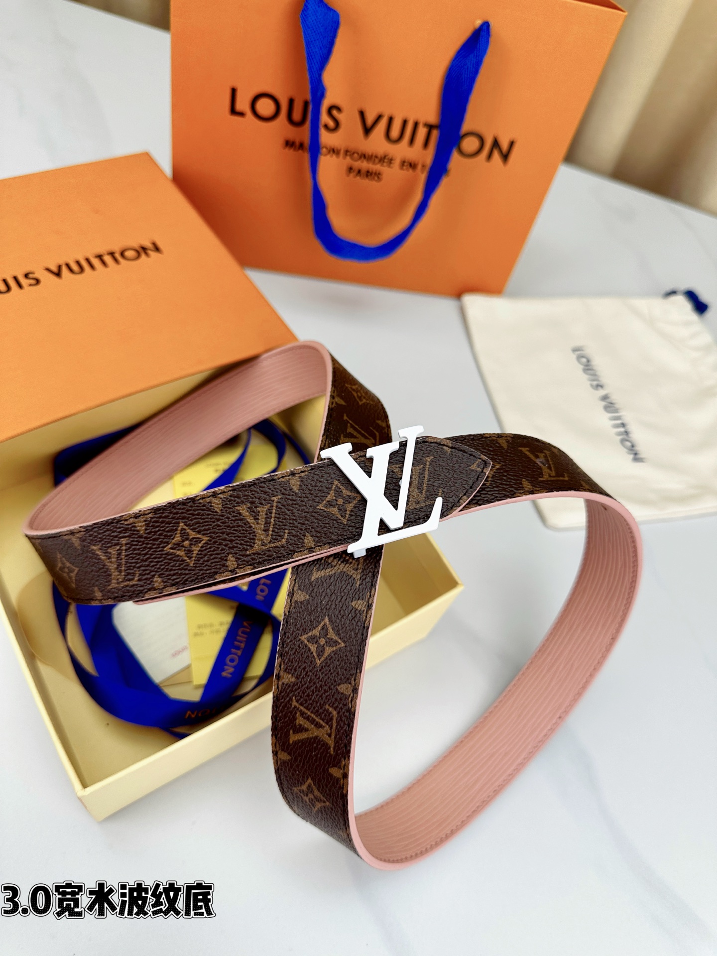 3.0宽水波纹底经典再现，棕底老花邂逅 标志性白色LV字母扣点睛，皮革细腻挺括。1854年巴黎工艺传承，