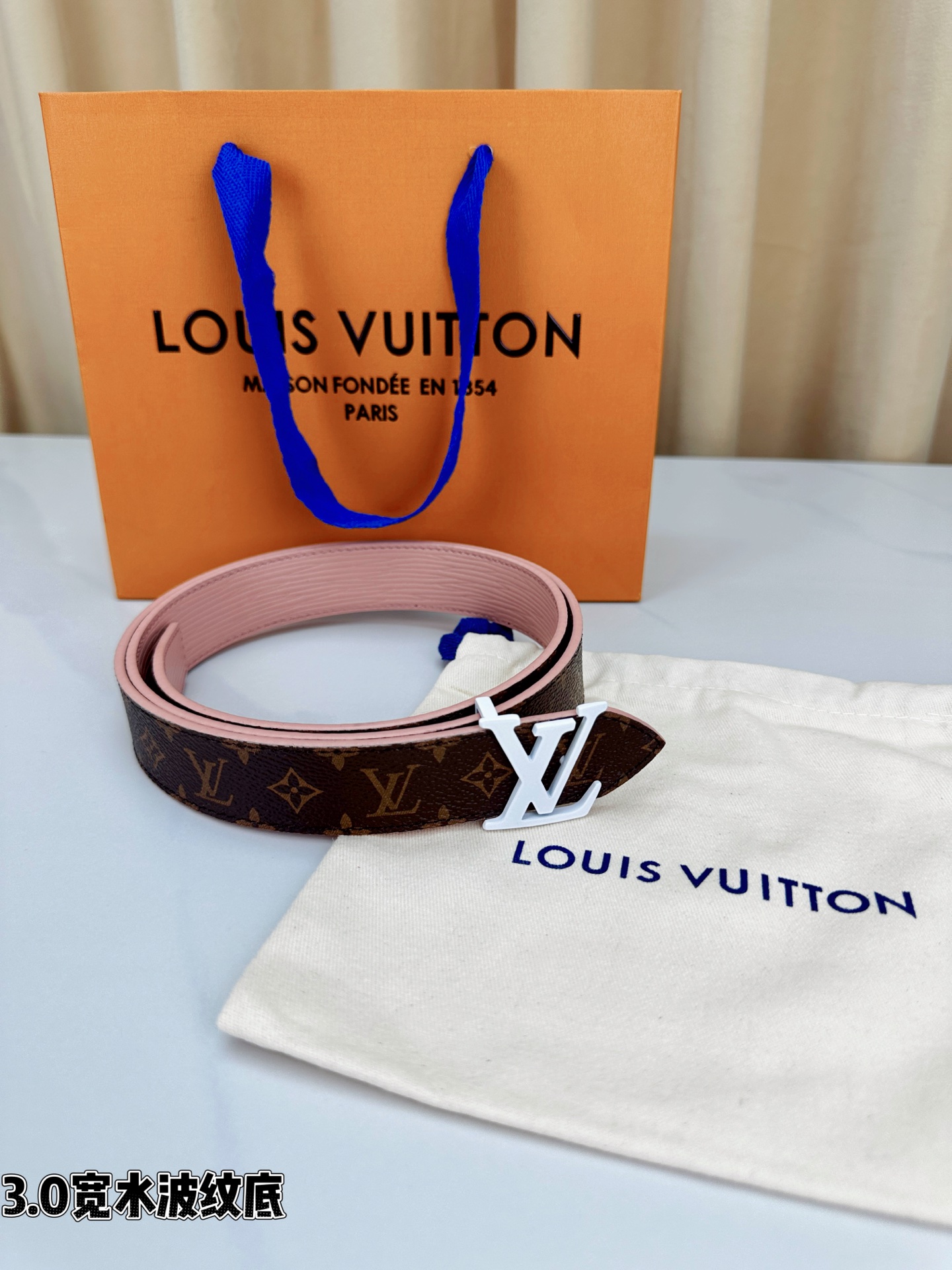 3.0宽水波纹底经典再现，棕底老花邂逅 标志性白色LV字母扣点睛，皮革细腻挺括。1854年巴黎工艺传承，