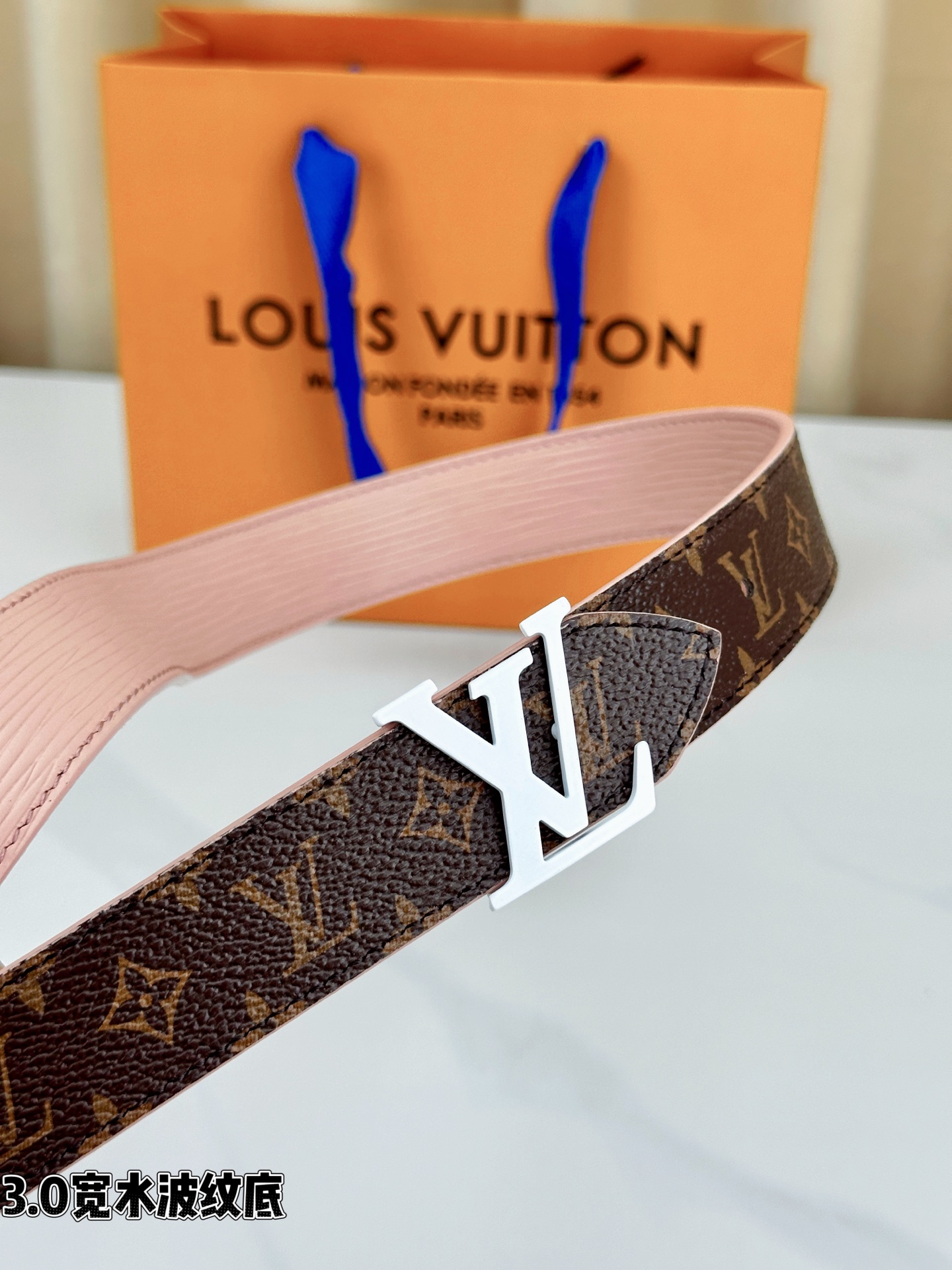 3.0宽水波纹底经典再现，棕底老花邂逅 标志性白色LV字母扣点睛，皮革细腻挺括。1854年巴黎工艺传承，