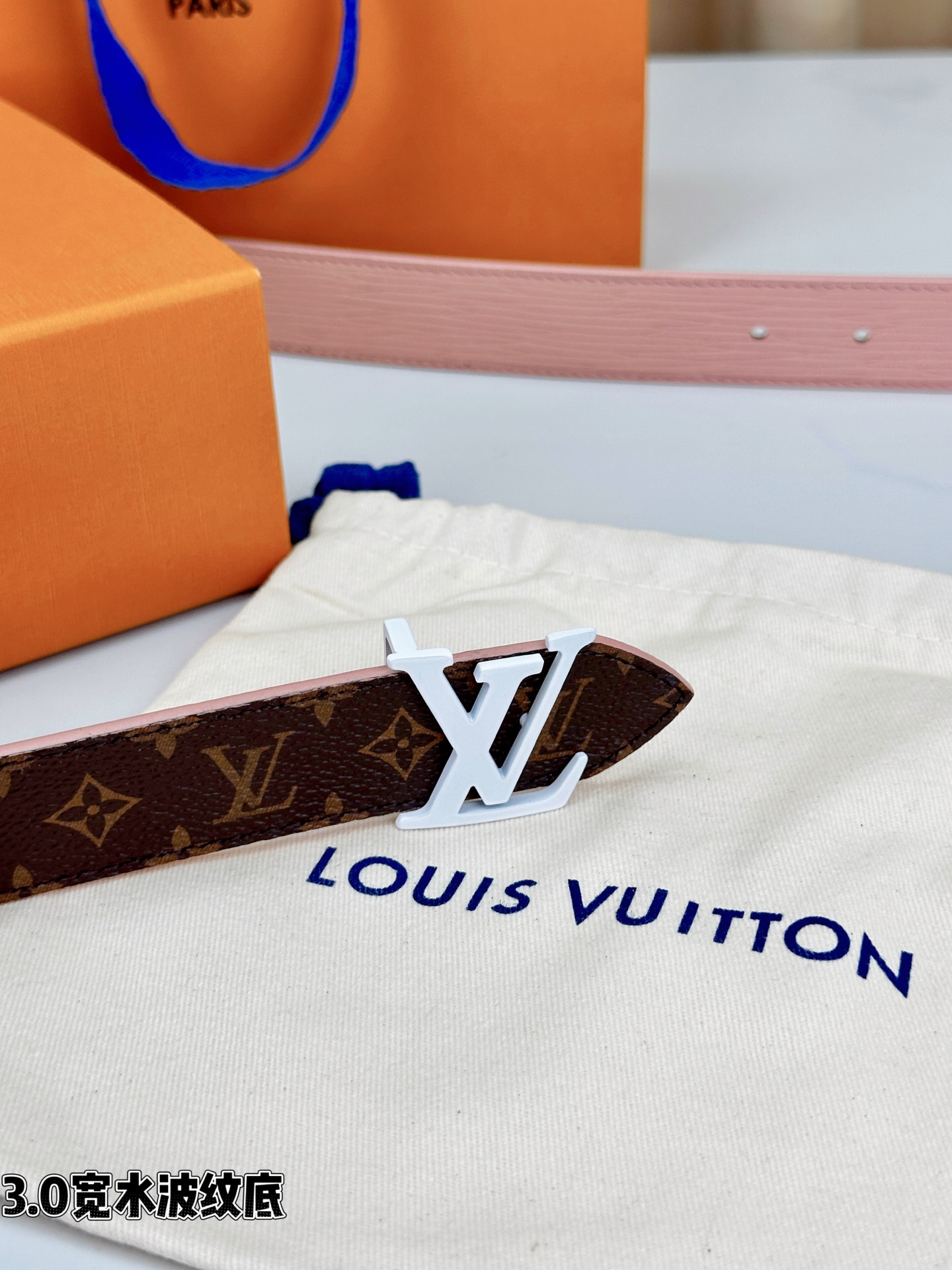 3.0宽水波纹底经典再现，棕底老花邂逅 标志性白色LV字母扣点睛，皮革细腻挺括。1854年巴黎工艺传承，