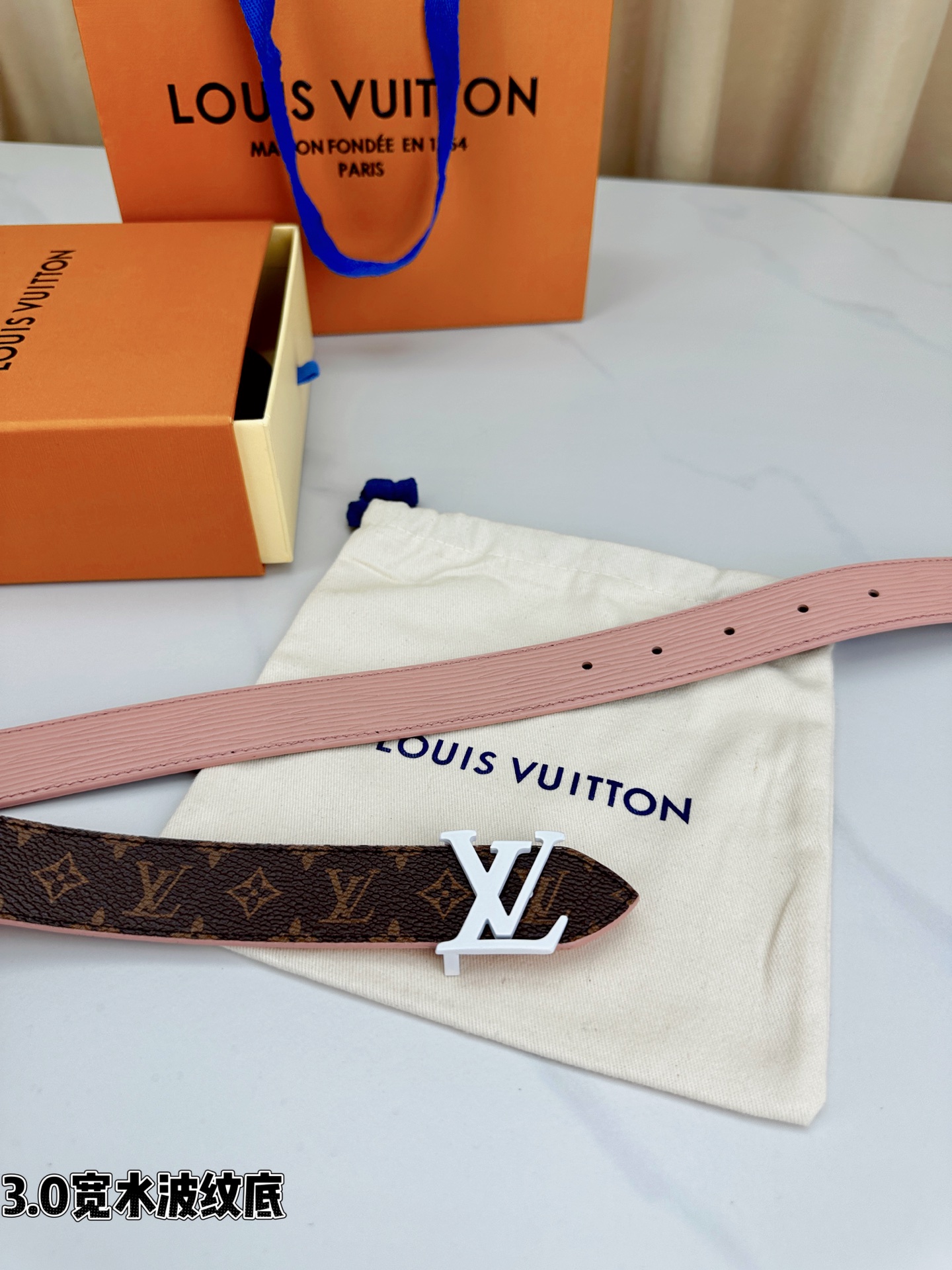 3.0宽水波纹底经典再现，棕底老花邂逅 标志性白色LV字母扣点睛，皮革细腻挺括。1854年巴黎工艺传承，