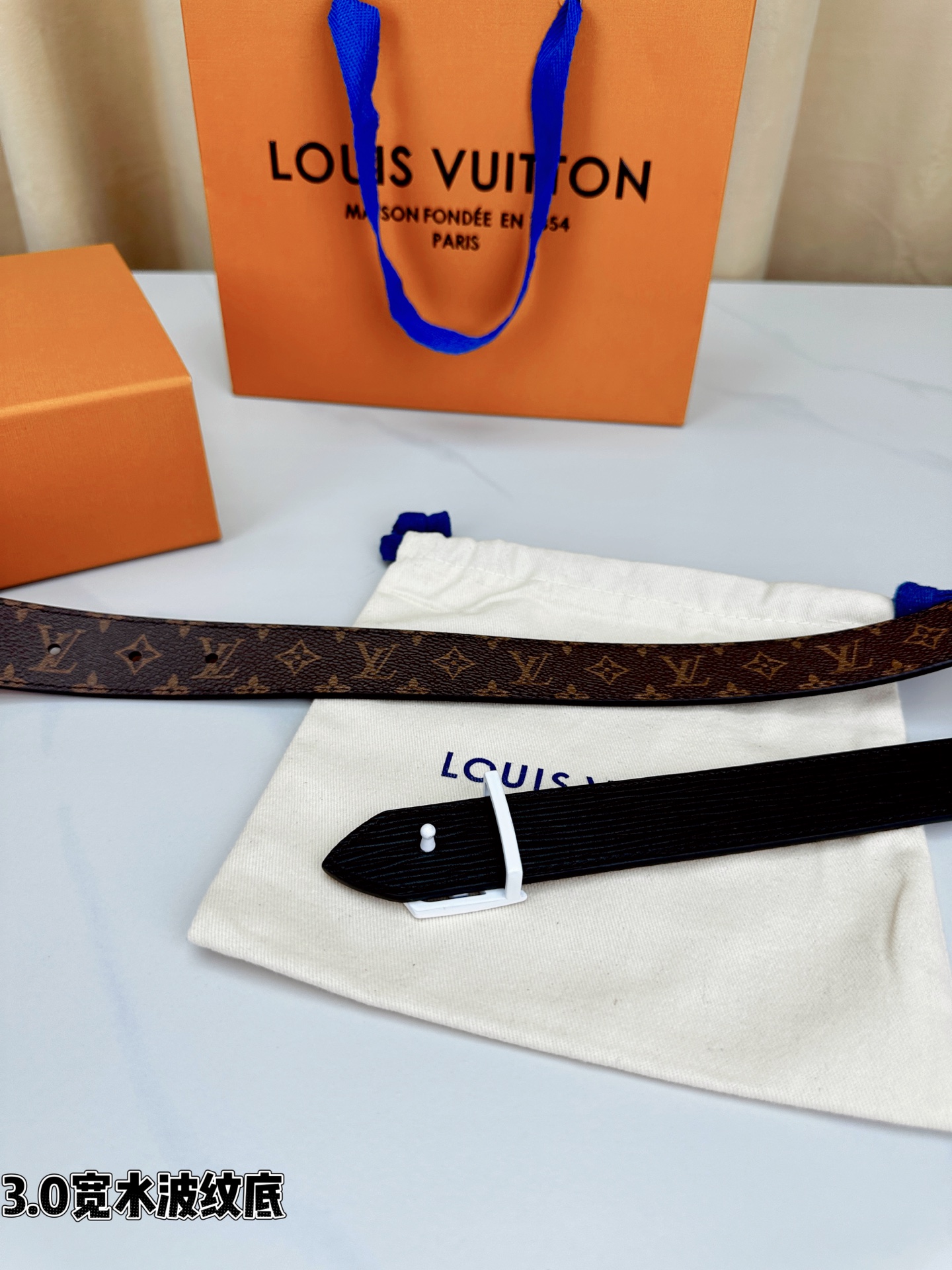 3.0宽水波纹底经典再现，棕底老花邂逅 标志性白色LV字母扣点睛，皮革细腻挺括。1854年巴黎工艺传承，