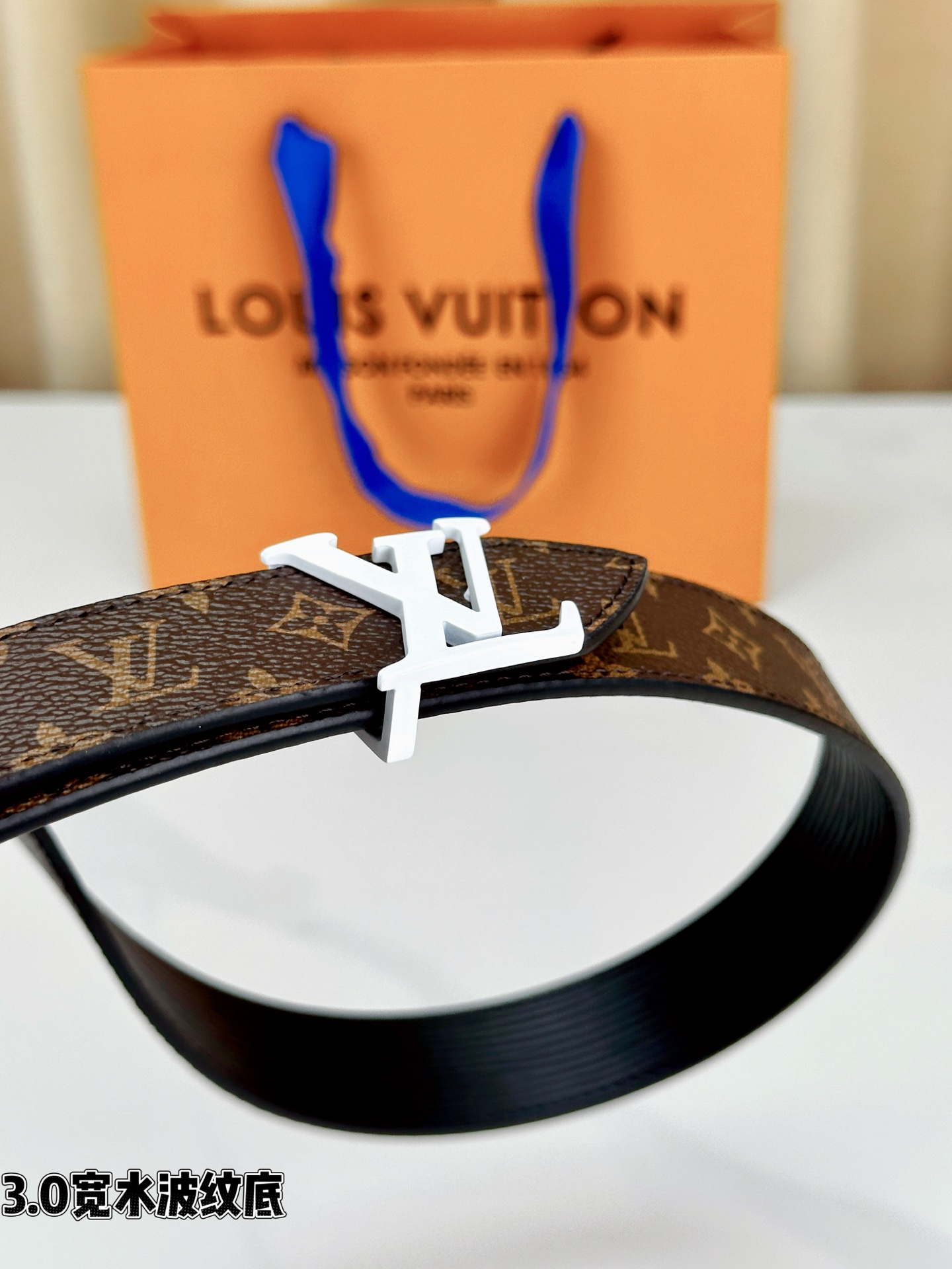 3.0宽水波纹底经典再现，棕底老花邂逅 标志性白色LV字母扣点睛，皮革细腻挺括。1854年巴黎工艺传承，