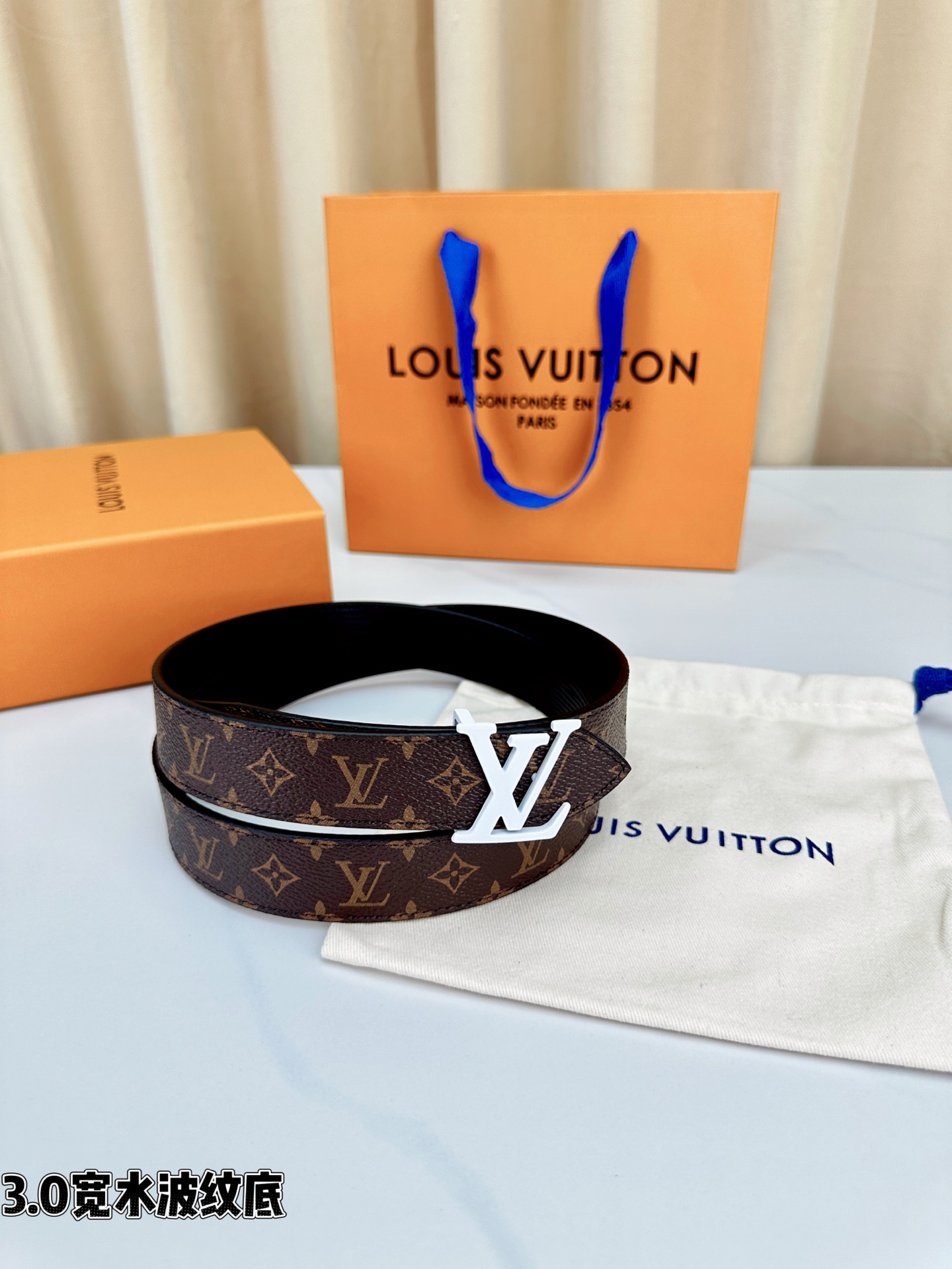 3.0宽水波纹底经典再现，棕底老花邂逅 标志性白色LV字母扣点睛，皮革细腻挺括。1854年巴黎工艺传承，