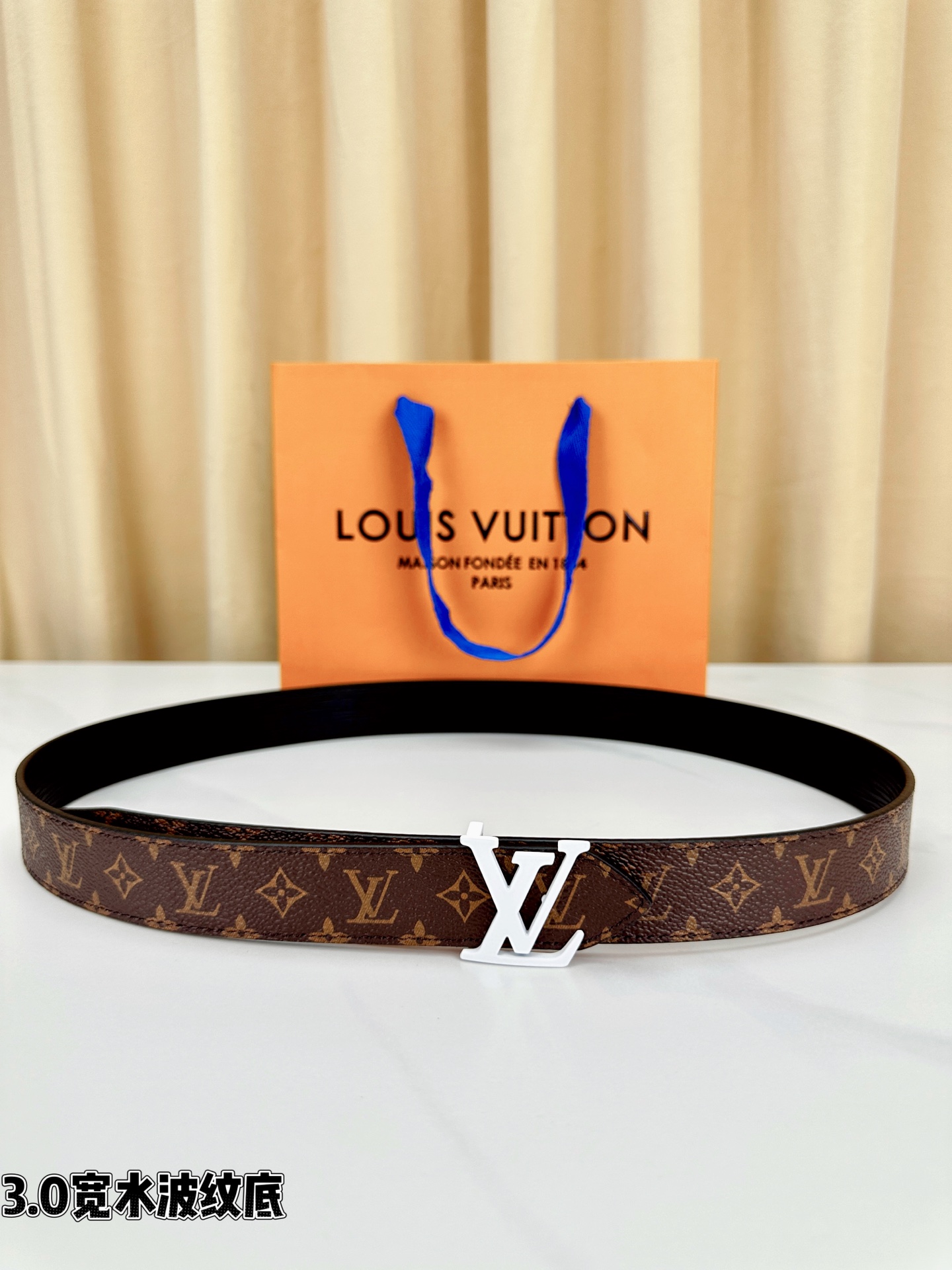 3.0宽水波纹底经典再现，棕底老花邂逅 标志性白色LV字母扣点睛，皮革细腻挺括。1854年巴黎工艺传承，