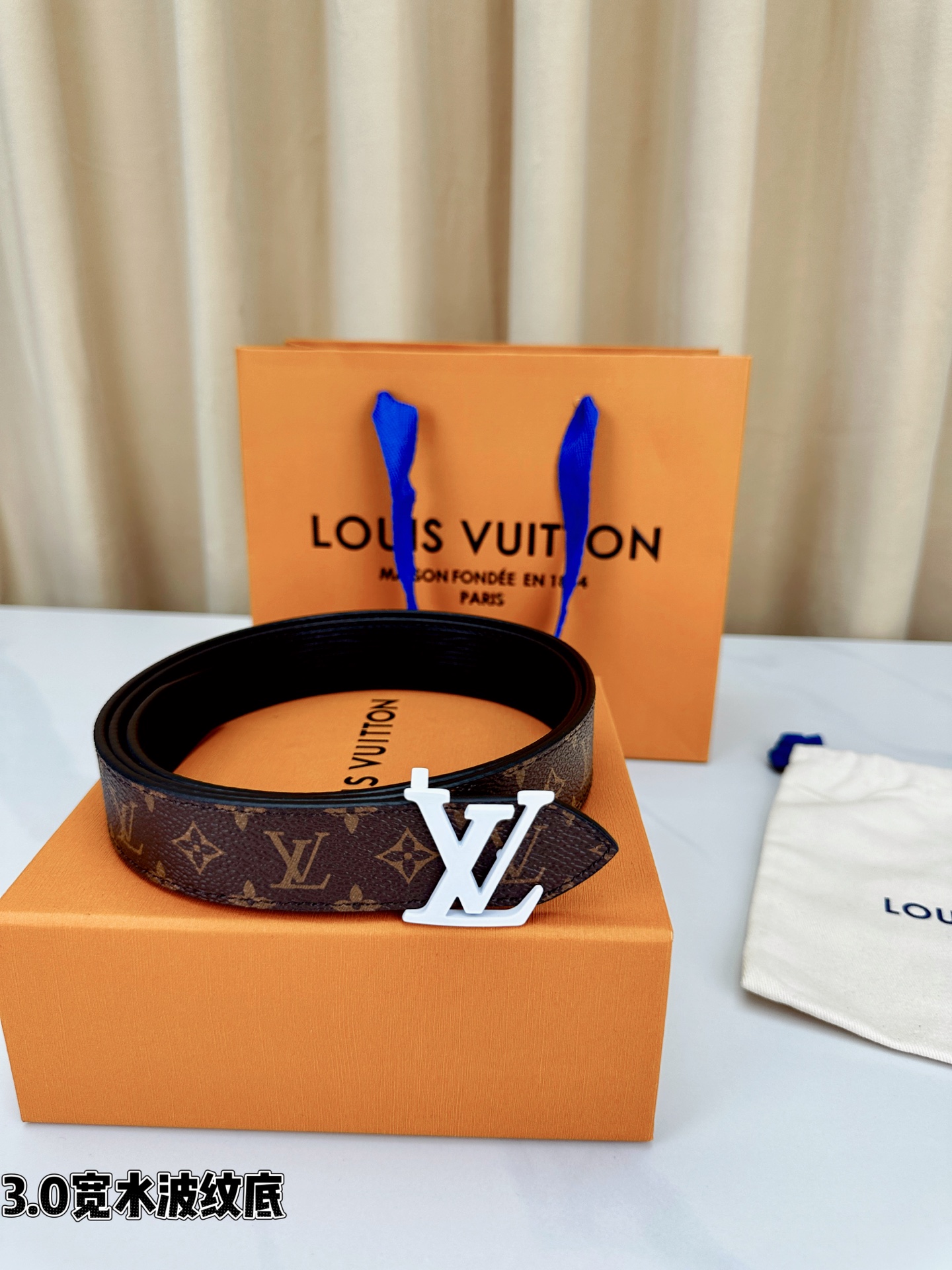 3.0宽水波纹底经典再现，棕底老花邂逅 标志性白色LV字母扣点睛，皮革细腻挺括。1854年巴黎工艺传承，