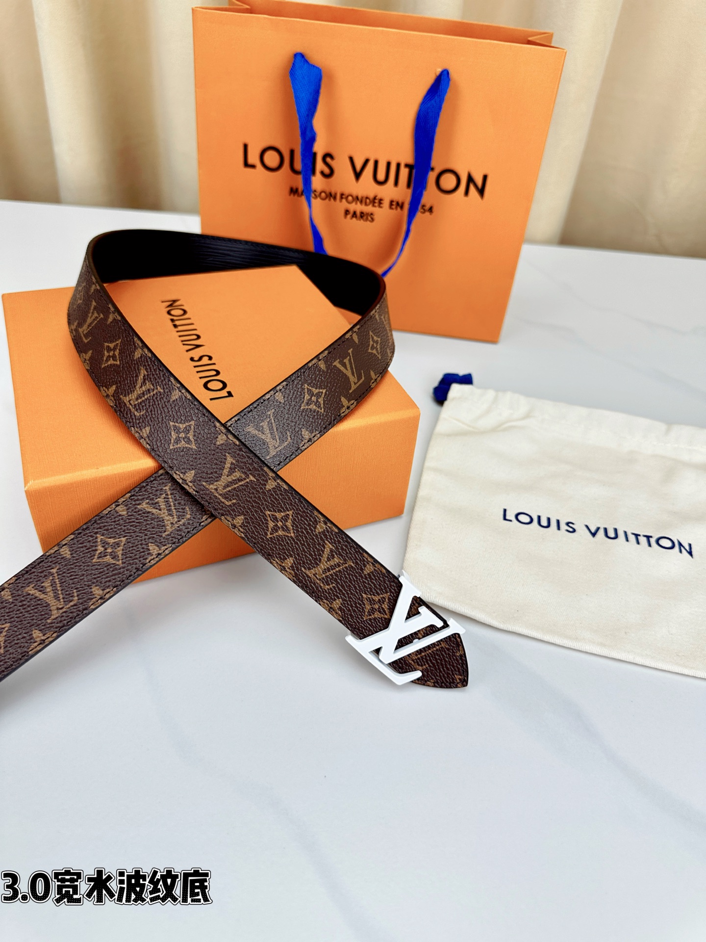 3.0宽水波纹底经典再现，棕底老花邂逅 标志性白色LV字母扣点睛，皮革细腻挺括。1854年巴黎工艺传承，