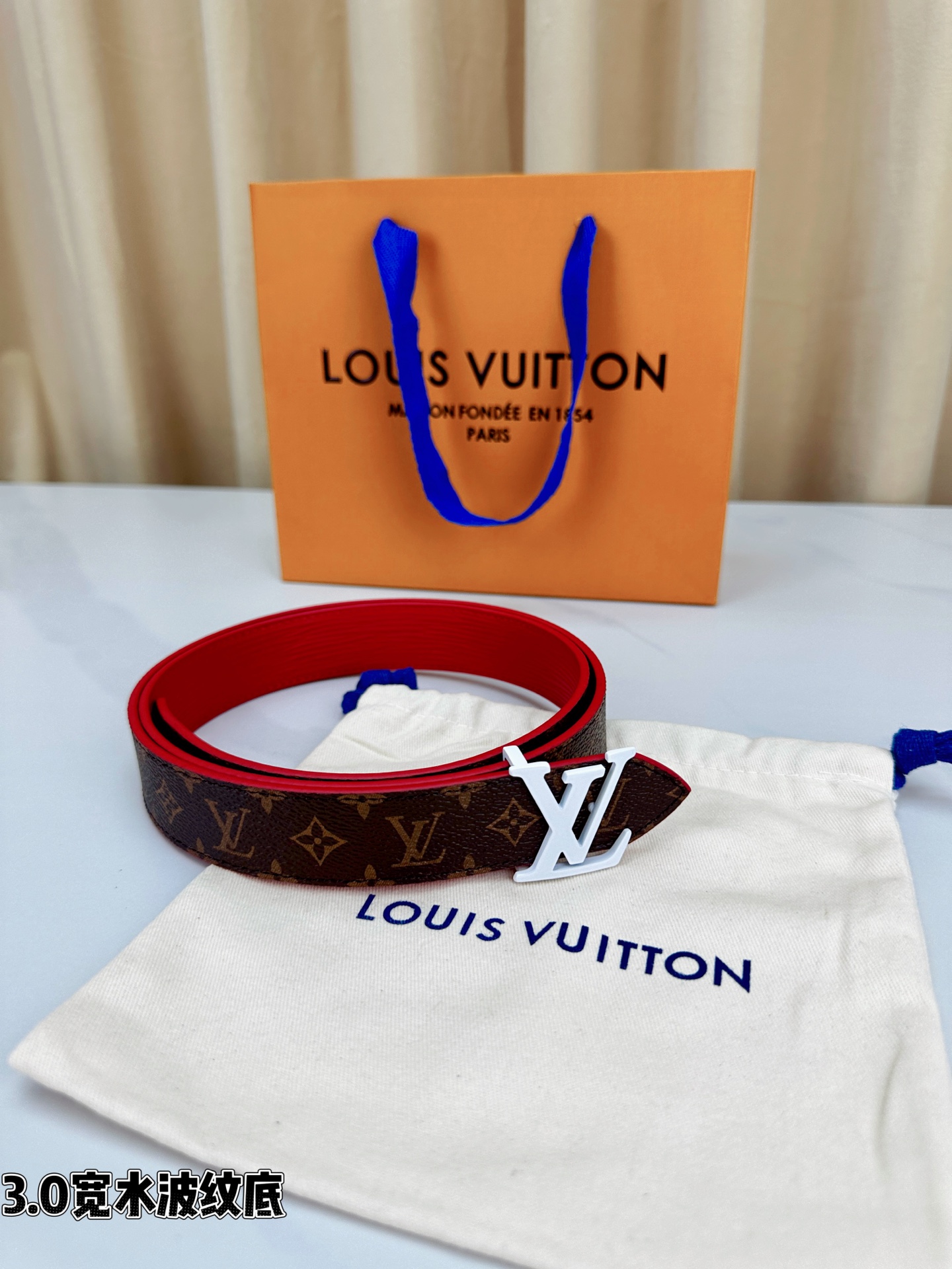 3.0宽水波纹底经典再现，棕底老花邂逅 标志性白色LV字母扣点睛，皮革细腻挺括。1854年巴黎工艺传承，