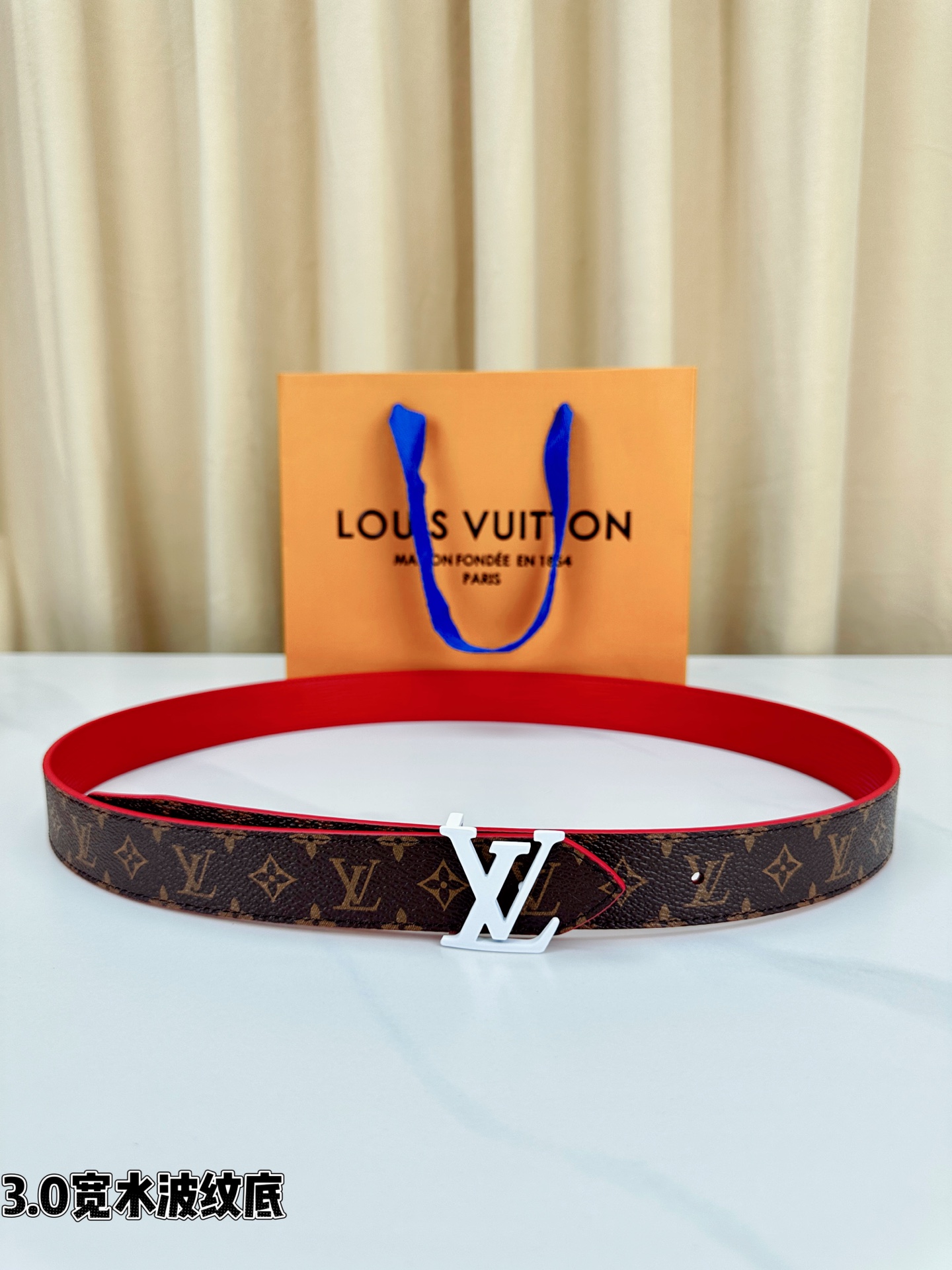 3.0宽水波纹底经典再现，棕底老花邂逅 标志性白色LV字母扣点睛，皮革细腻挺括。1854年巴黎工艺传承，