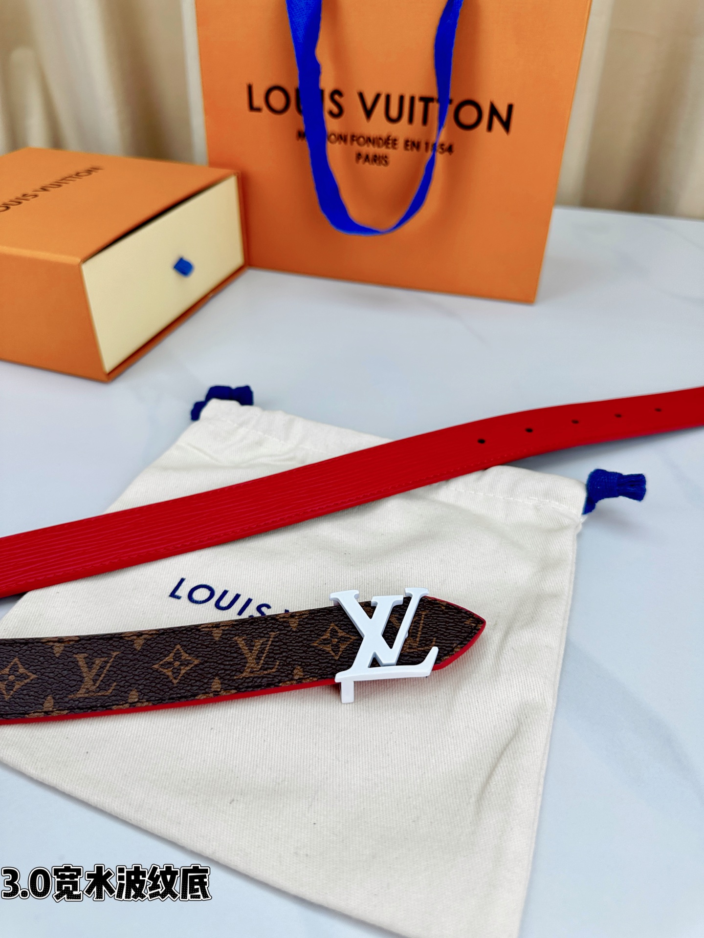 3.0宽水波纹底经典再现，棕底老花邂逅 标志性白色LV字母扣点睛，皮革细腻挺括。1854年巴黎工艺传承，