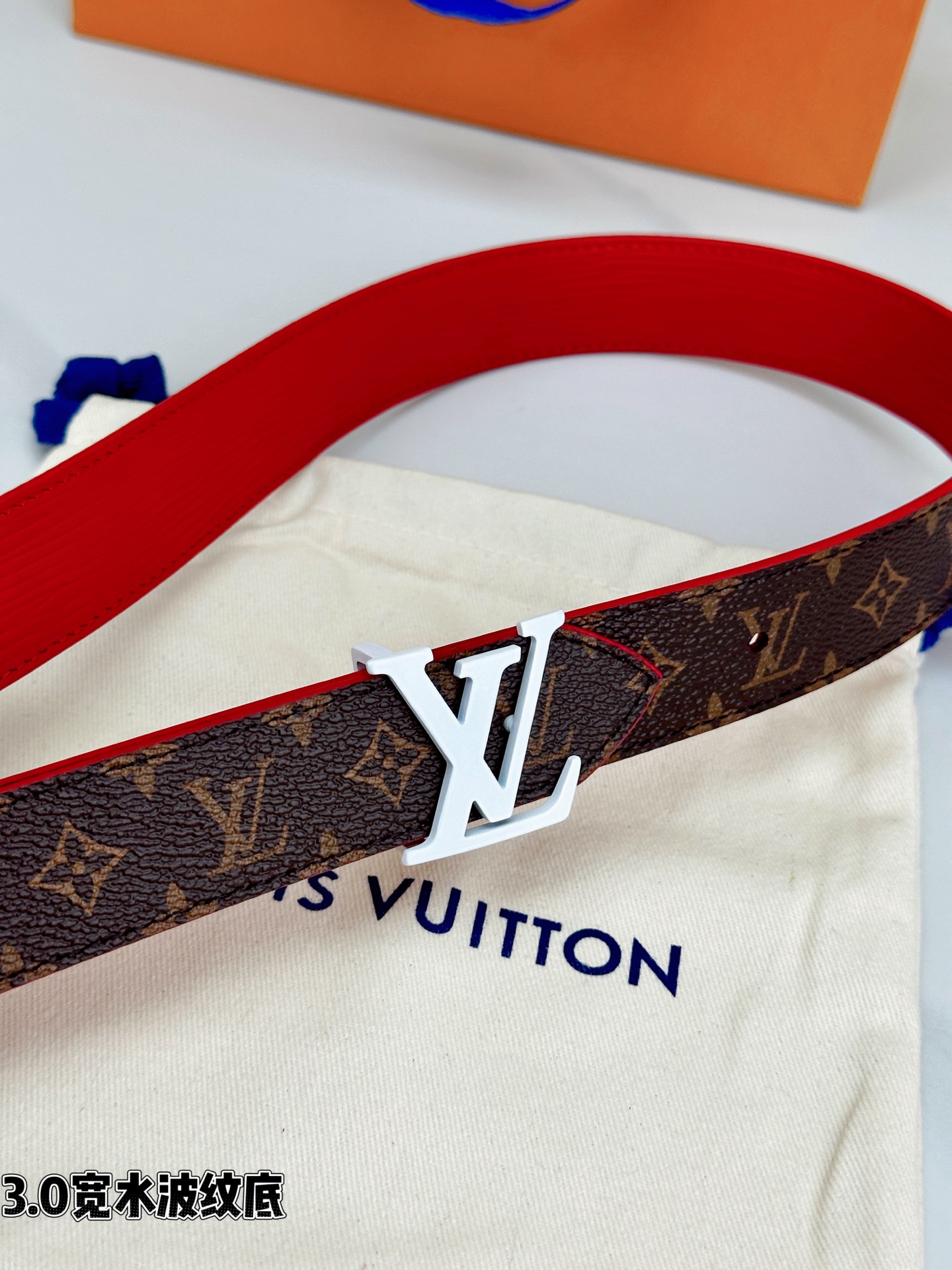 3.0宽水波纹底经典再现，棕底老花邂逅 标志性白色LV字母扣点睛，皮革细腻挺括。1854年巴黎工艺传承，