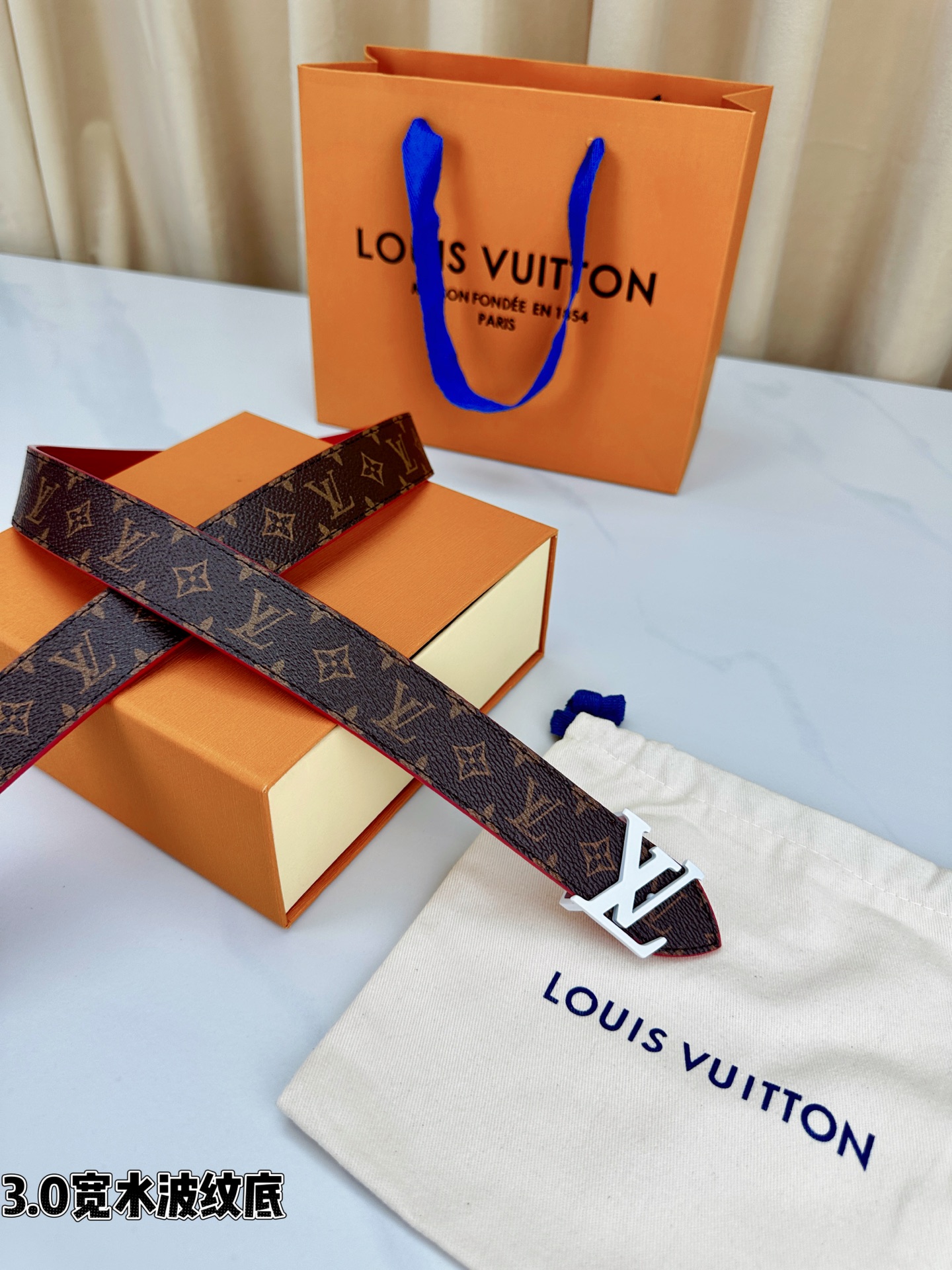 3.0宽水波纹底经典再现，棕底老花邂逅 标志性白色LV字母扣点睛，皮革细腻挺括。1854年巴黎工艺传承，