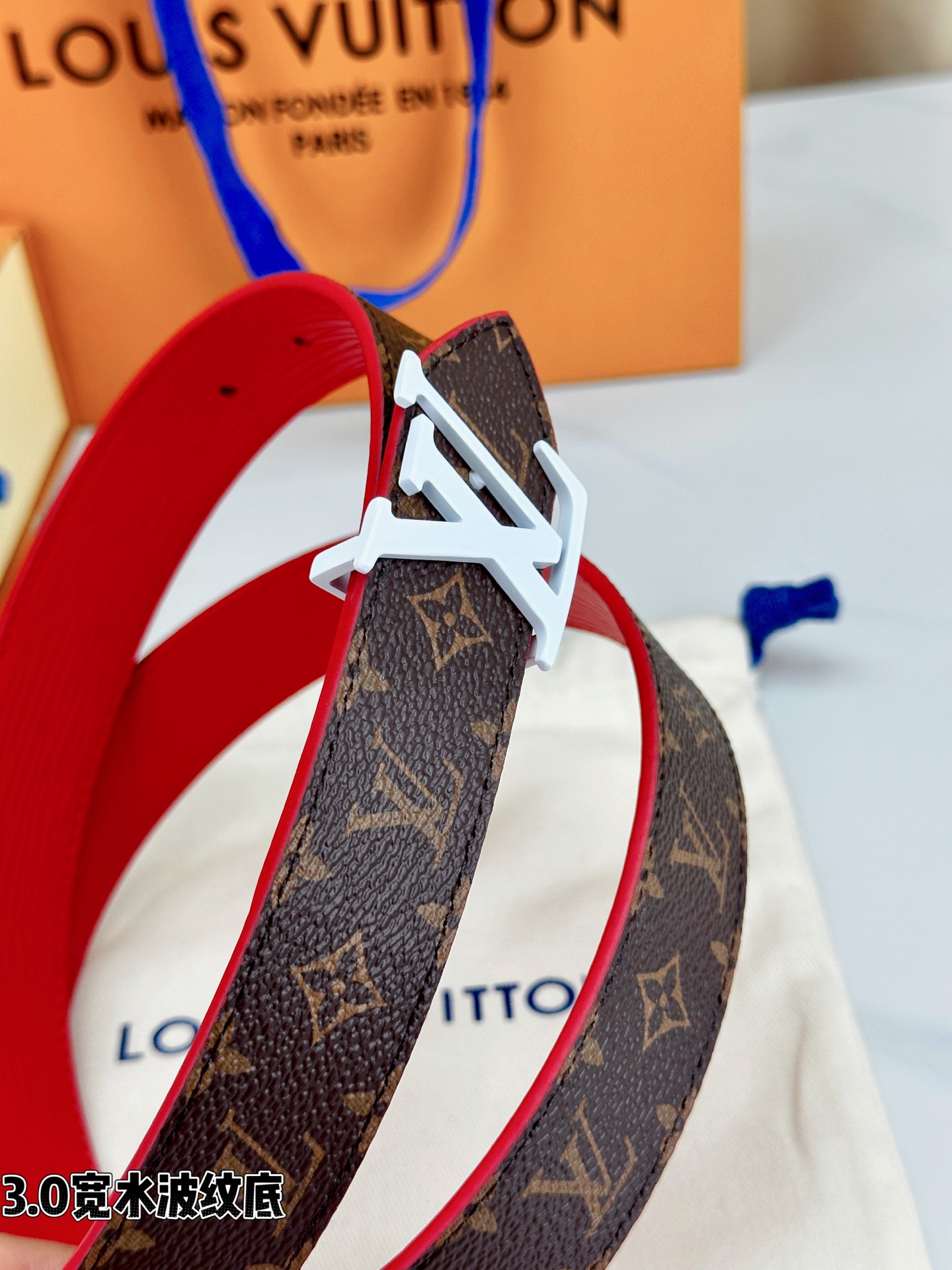 3.0宽水波纹底经典再现，棕底老花邂逅 标志性白色LV字母扣点睛，皮革细腻挺括。1854年巴黎工艺传承，